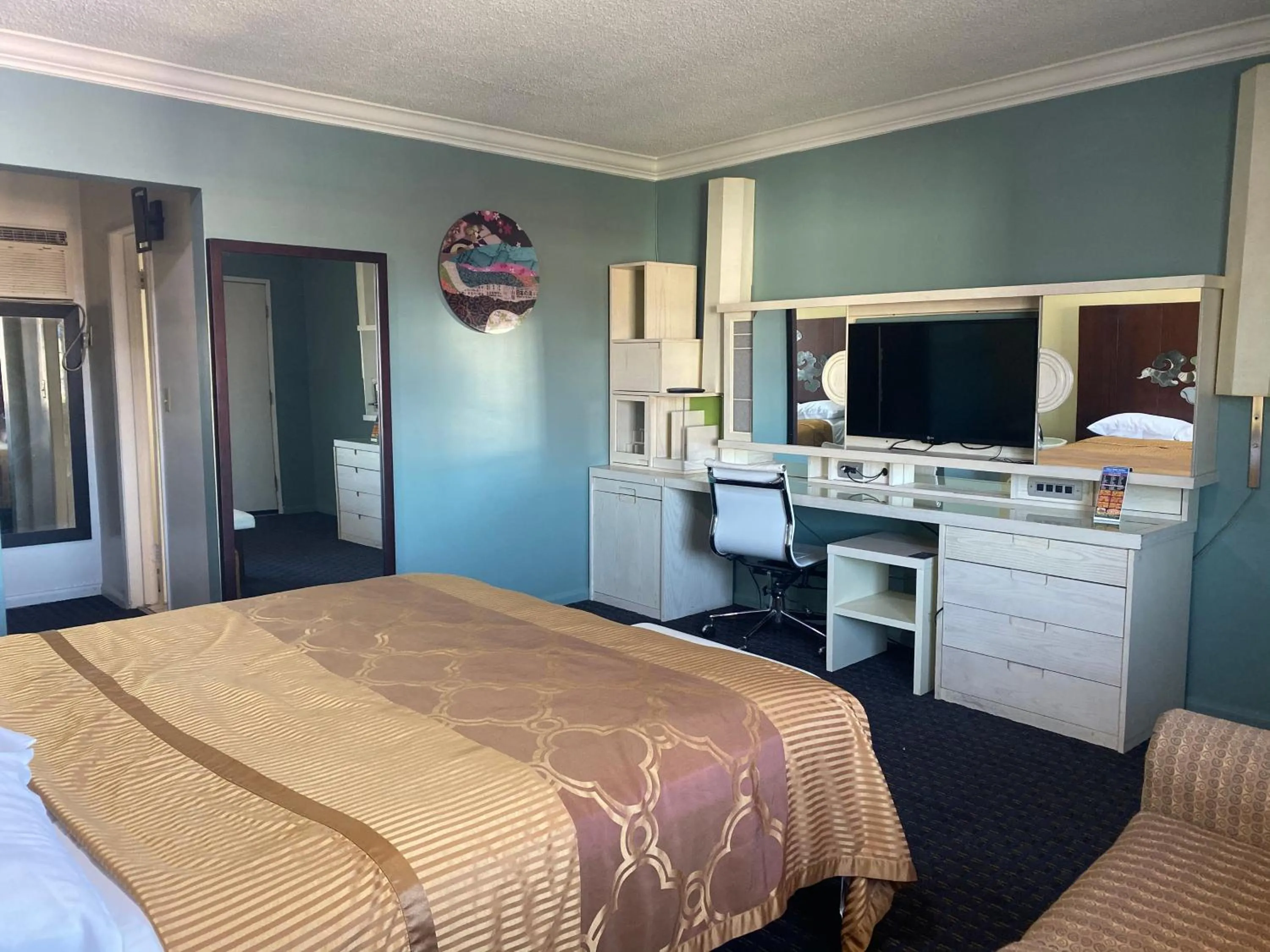 Bed in Villa Park Motel