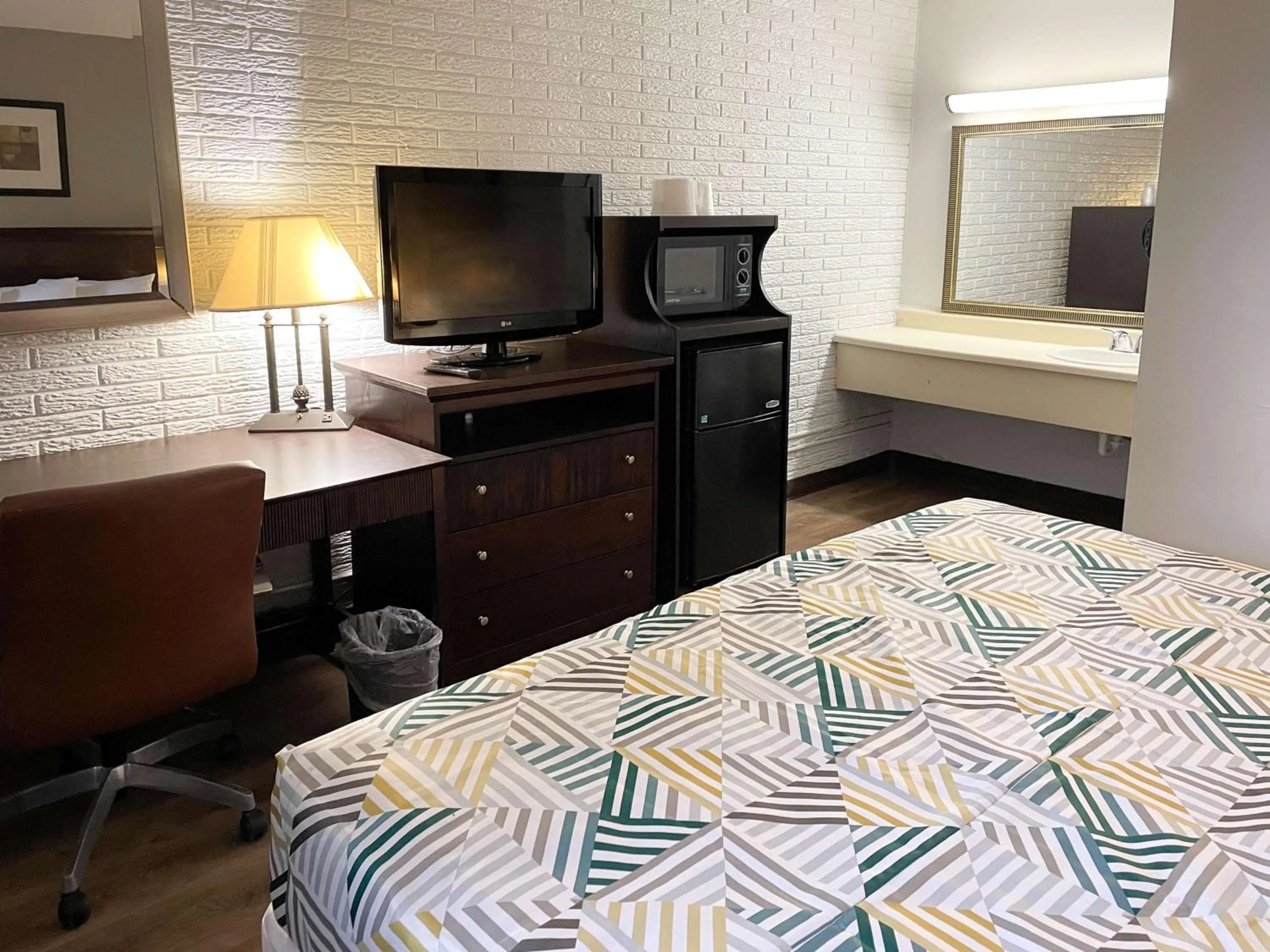 Bedroom, Bed in Motel 6 Wytheville VA