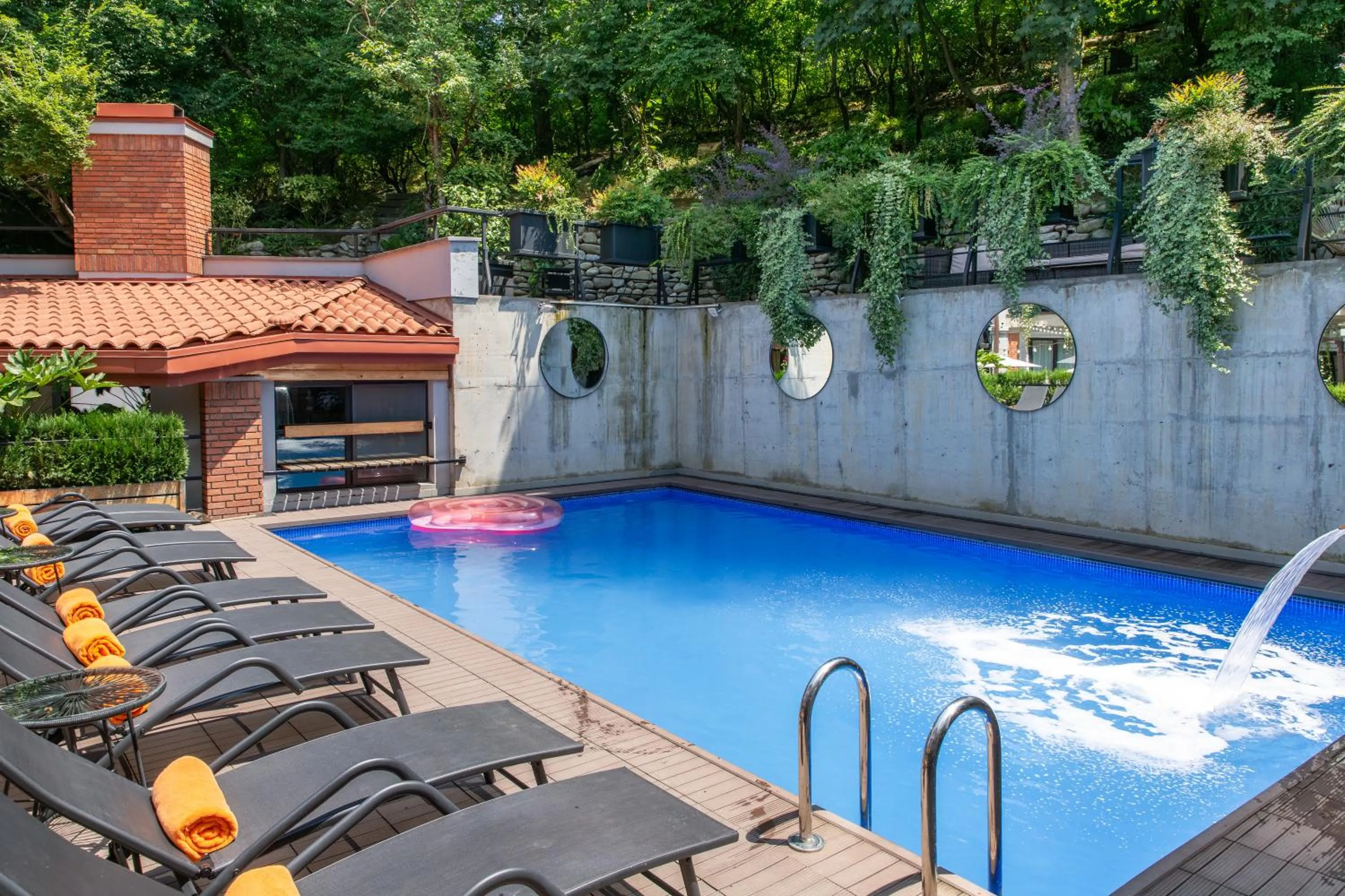 Swimming pool in Seventeen Rooms