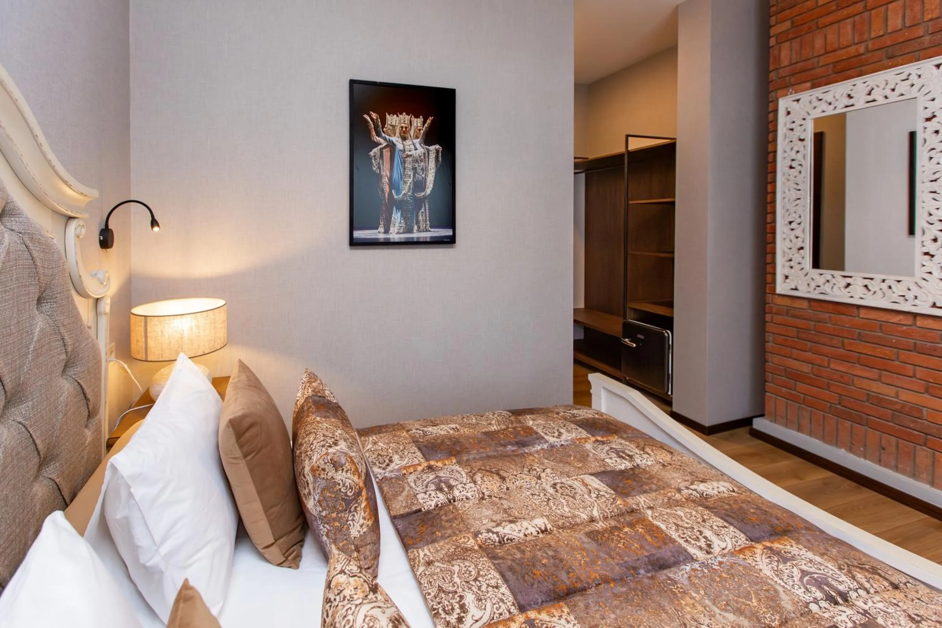 Photo of the whole room, Bed in Seventeen Rooms