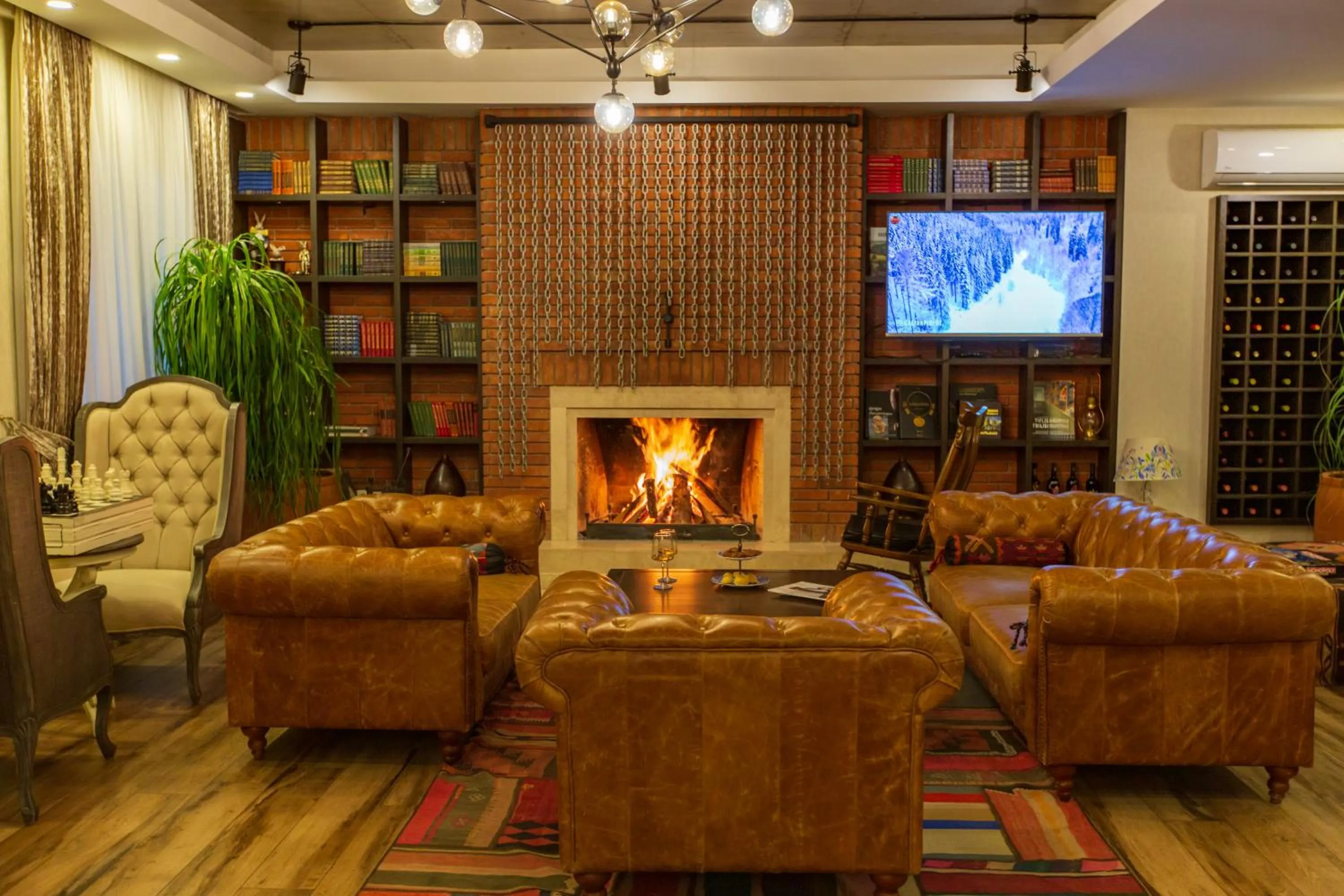 Communal lounge/ TV room in Seventeen Rooms