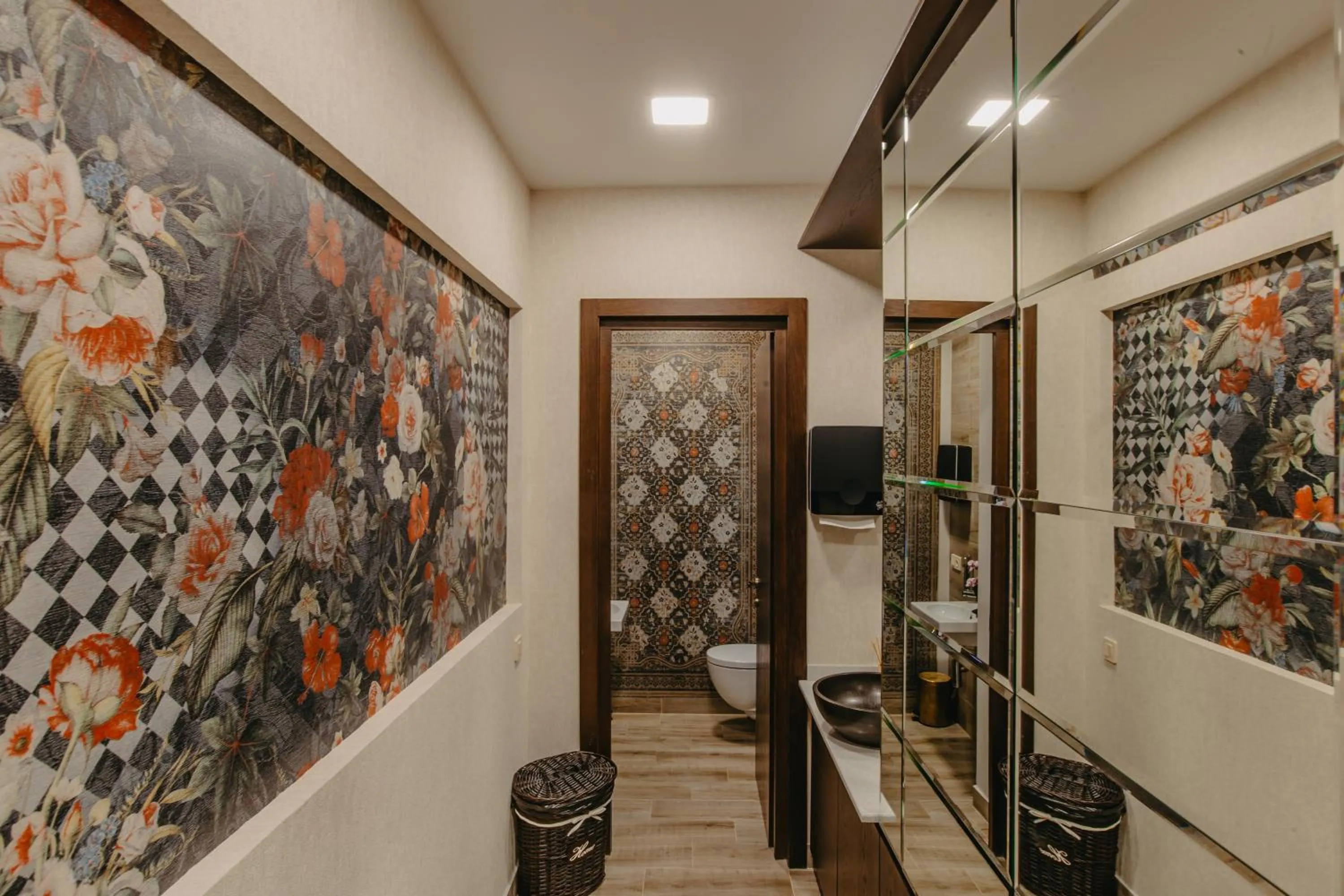 Toilet in Seventeen Rooms