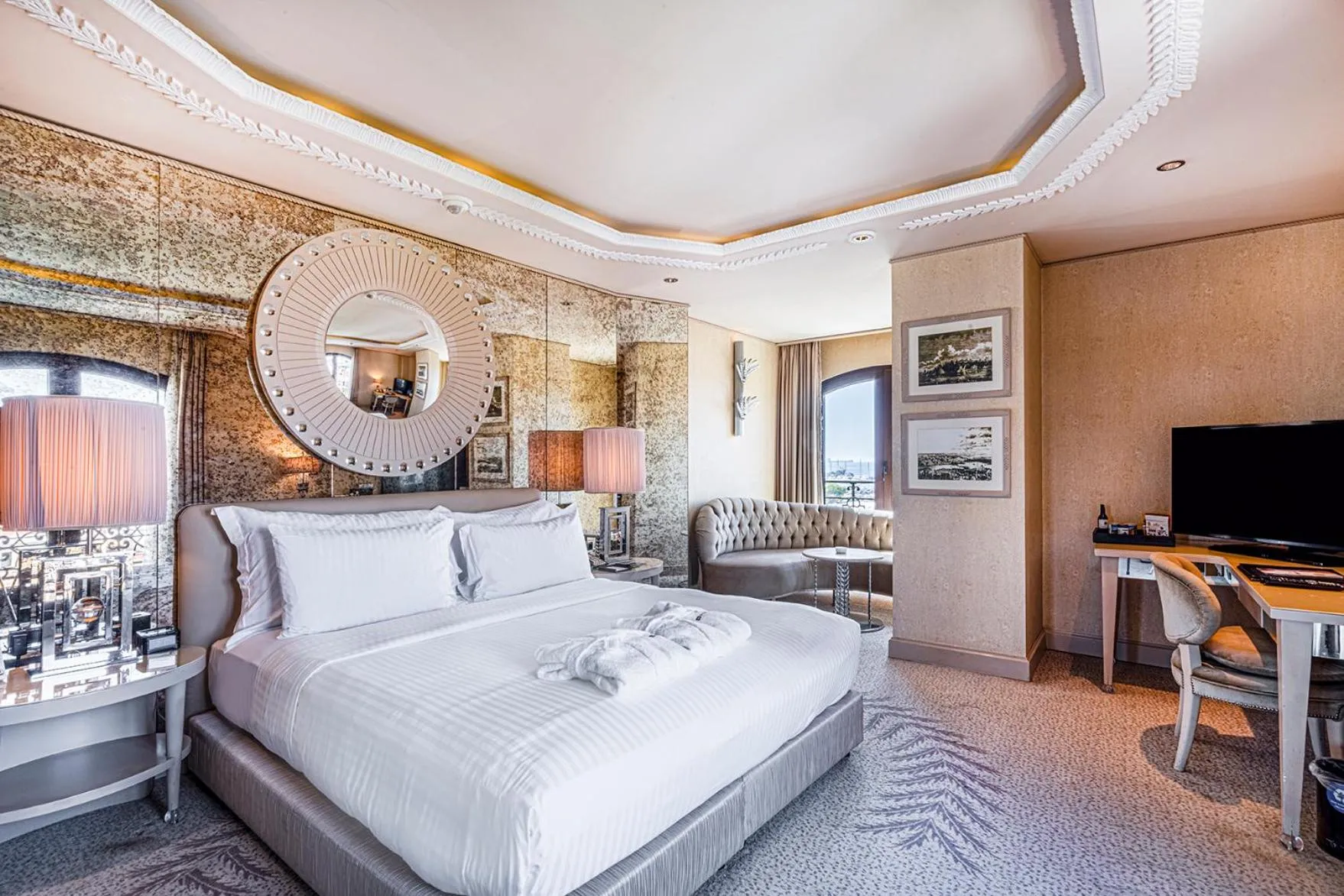 Communal lounge/ TV room, Bed in Wyndham Grand Istanbul Kalamış Marina Hotel