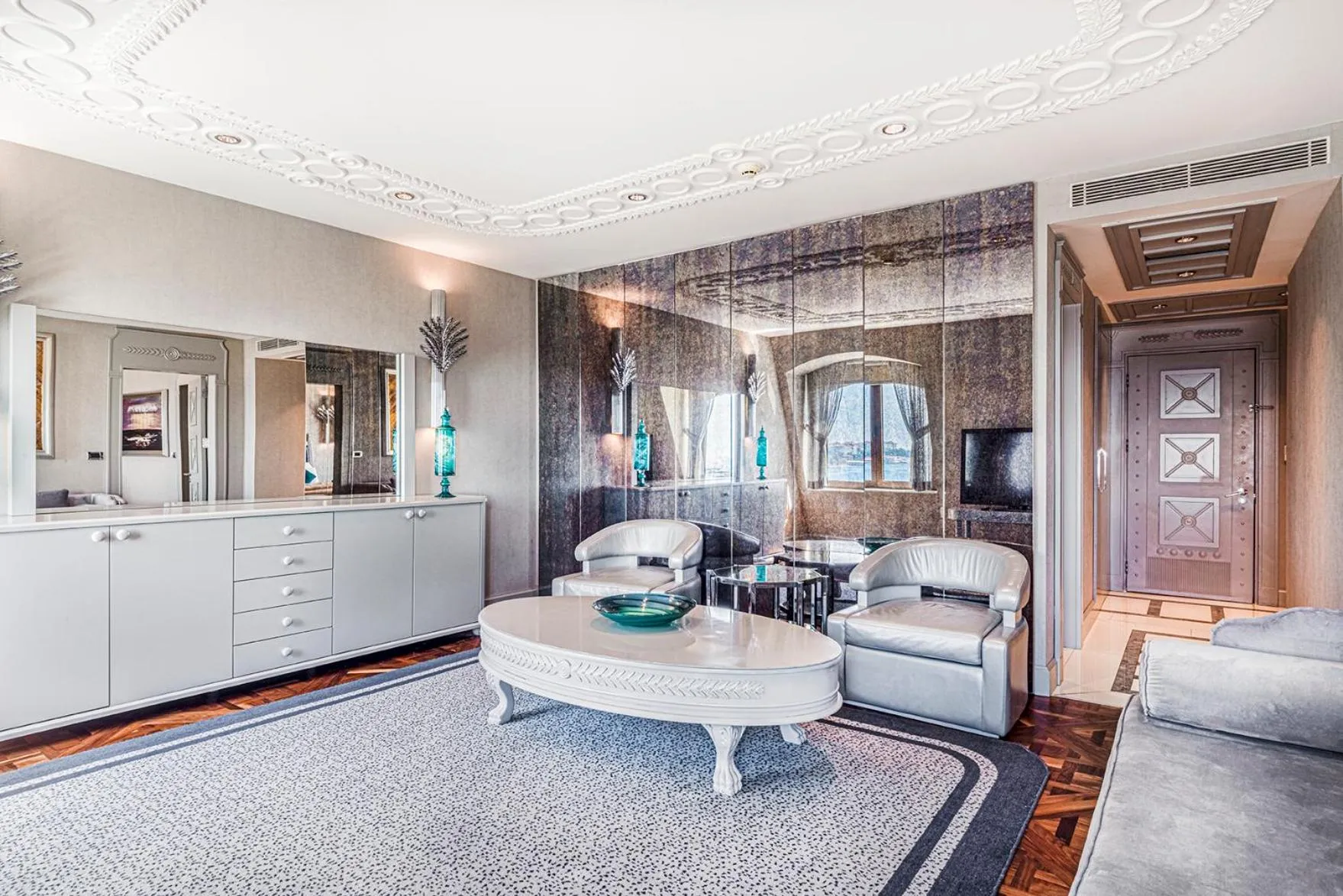 Living room in Wyndham Grand Istanbul Kalamış Marina Hotel