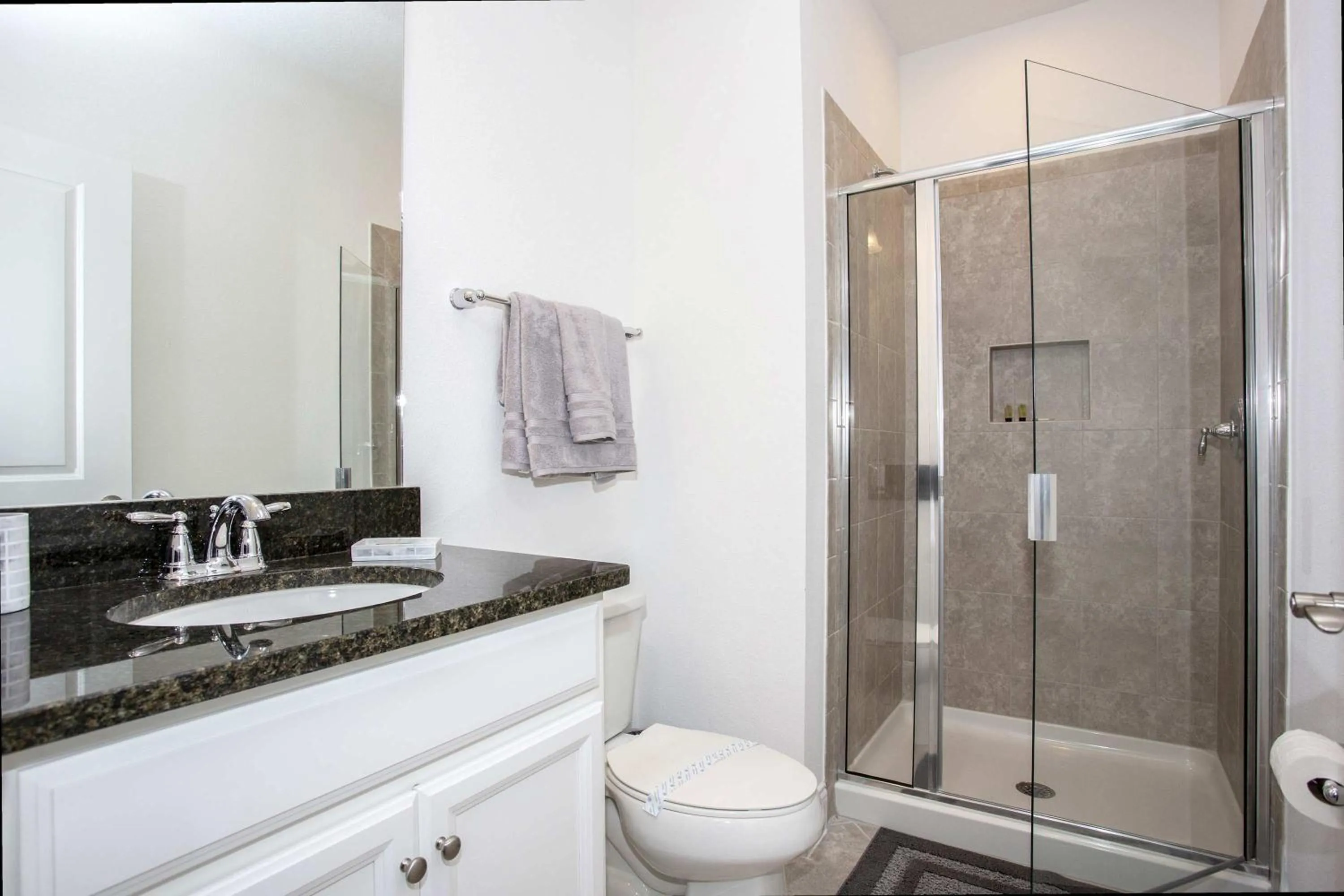 Stunning 5 Bd Home w/ Pool Close to Disney 174