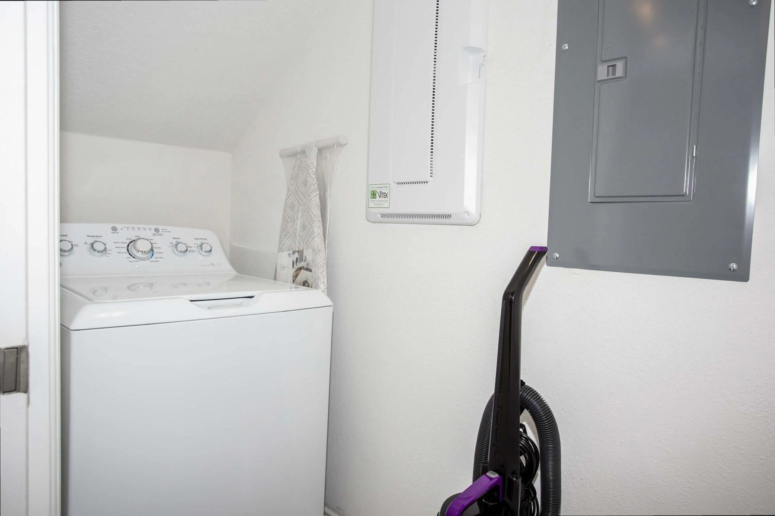 Stunning 5 Bd Home w/ Pool Close to Disney 174