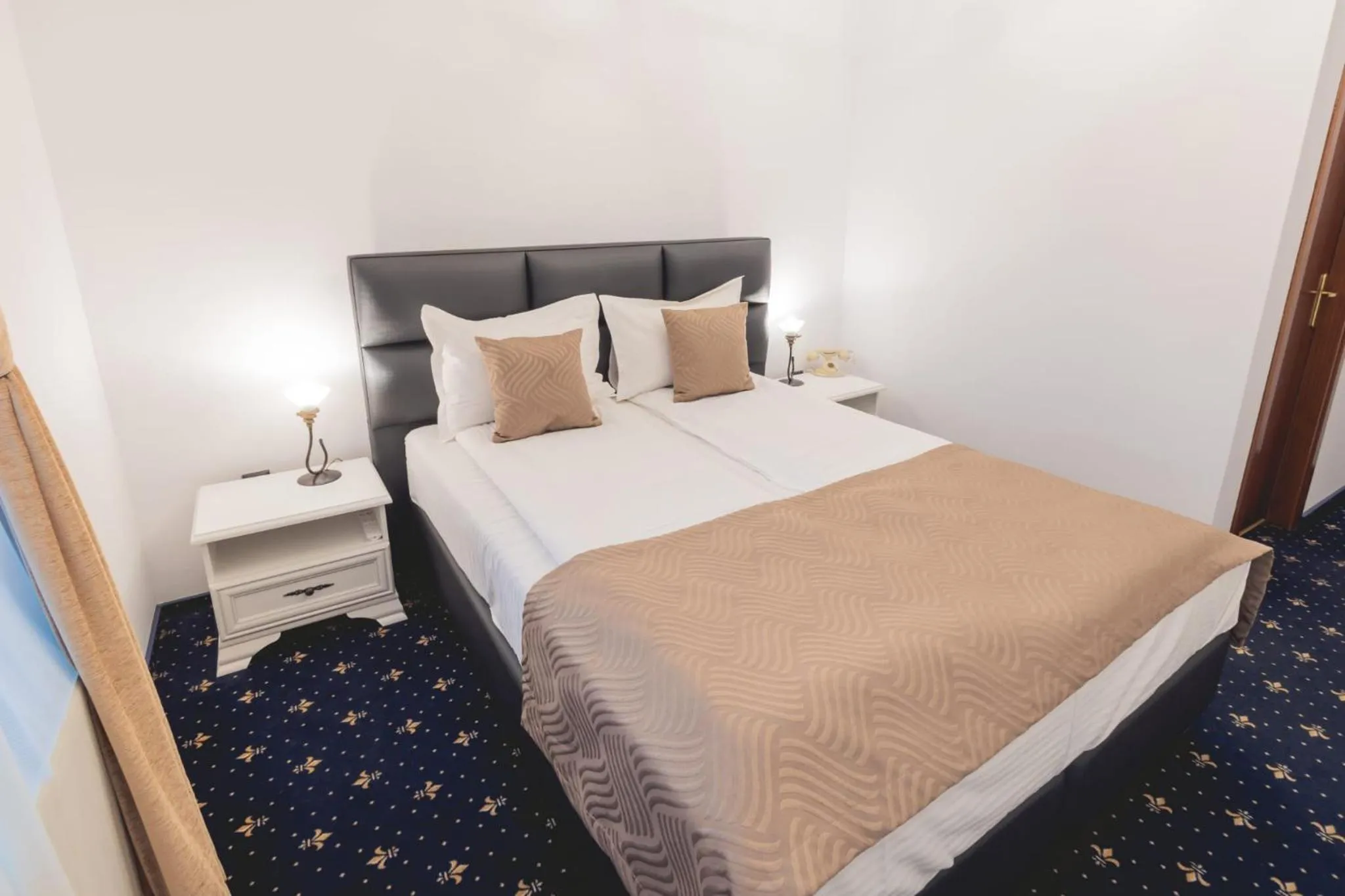 Bed in Hotel Carol - Vatra Dornei