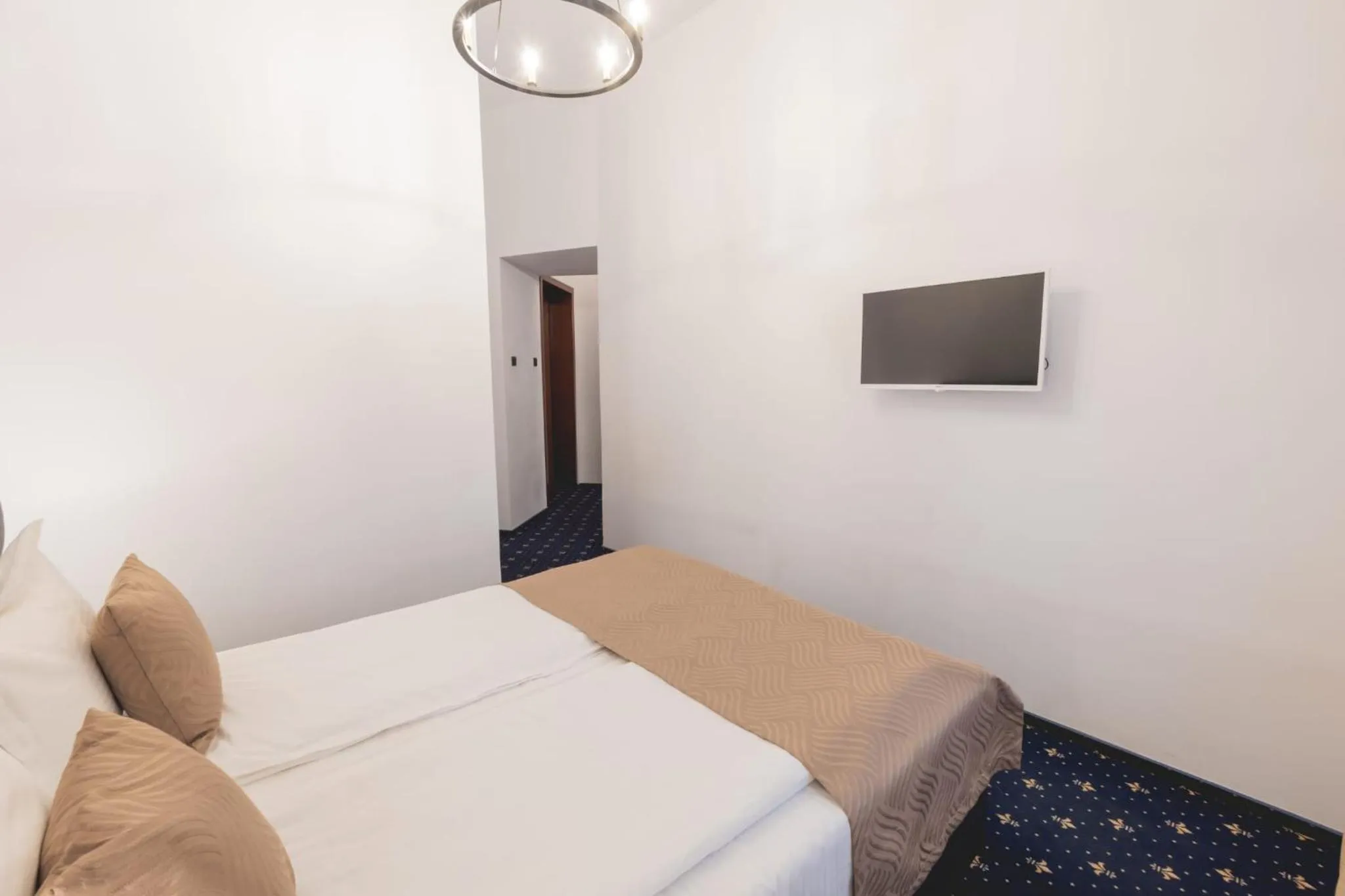 Bed in Hotel Carol - Vatra Dornei