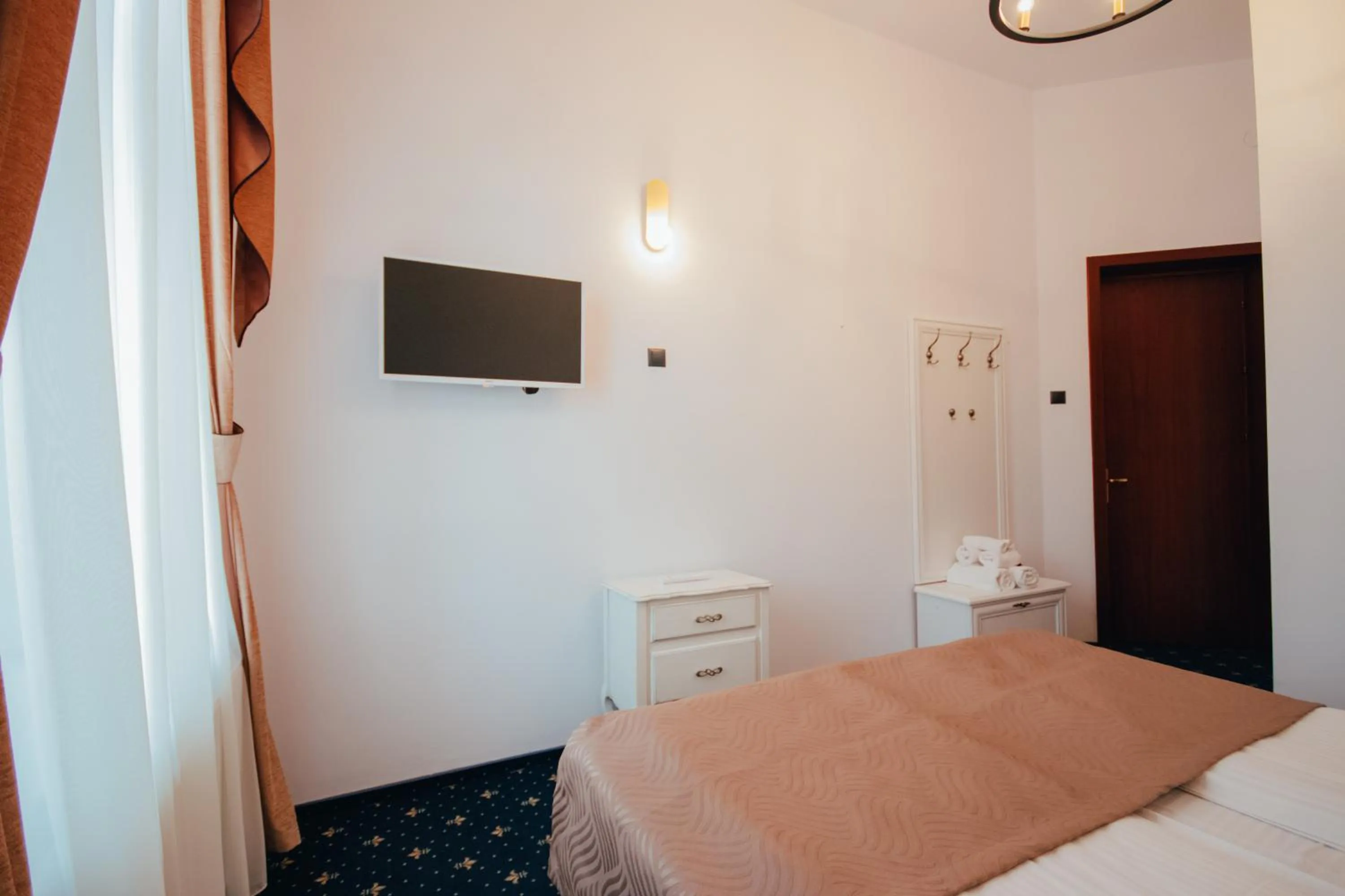 Bed in Hotel Carol - Vatra Dornei