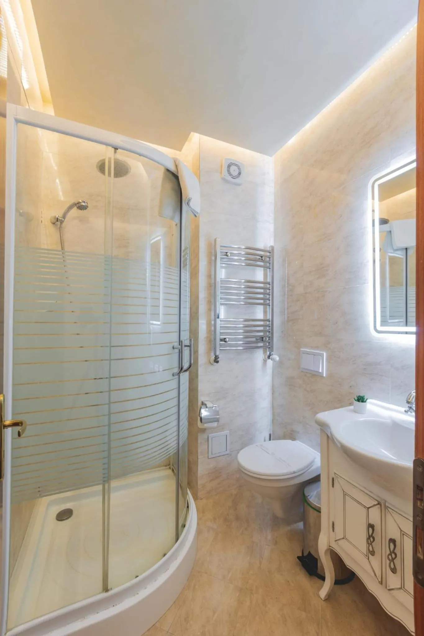 Bathroom in Hotel Carol - Vatra Dornei