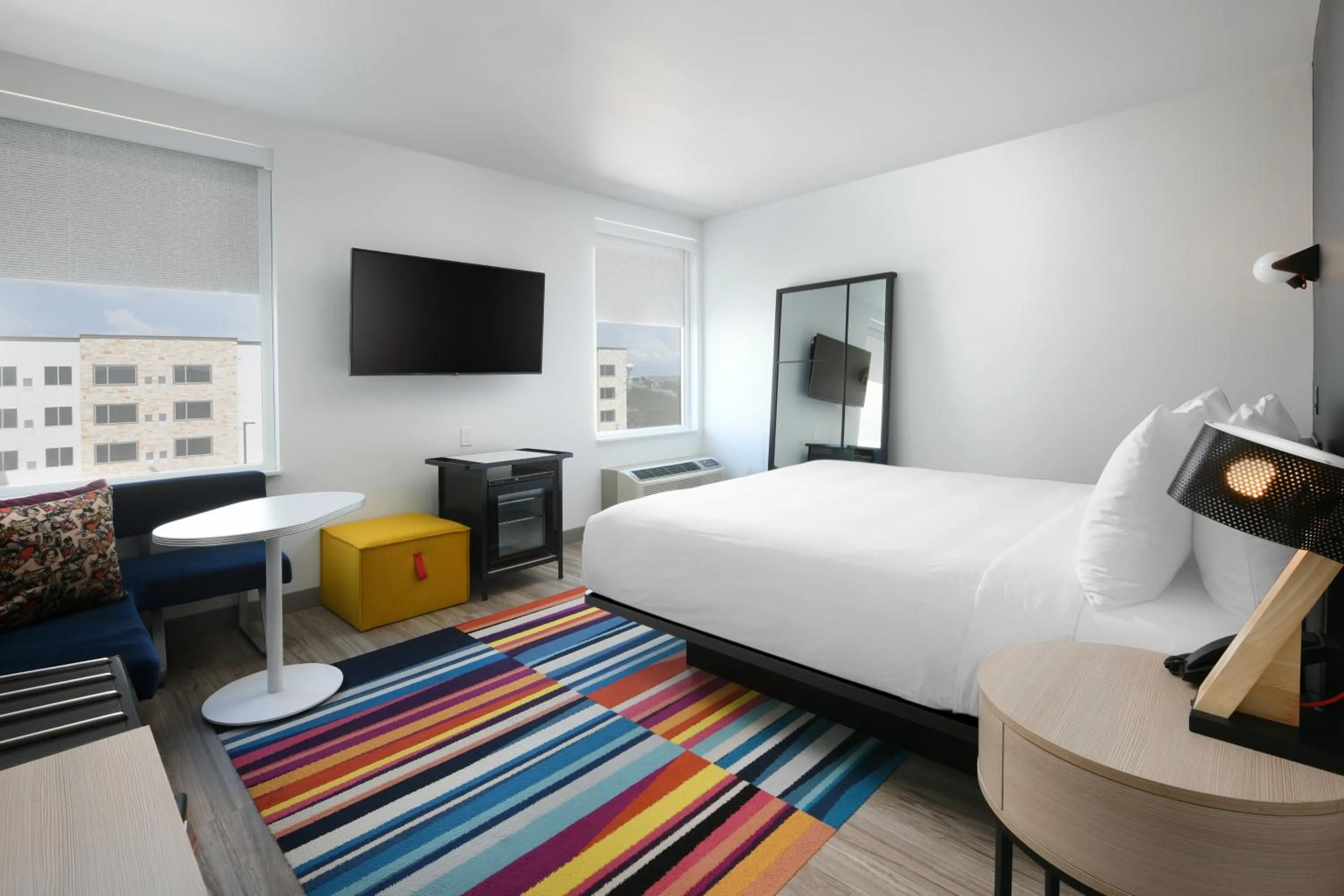 Photo of the whole room, Bed in Aloft Austin Round Rock