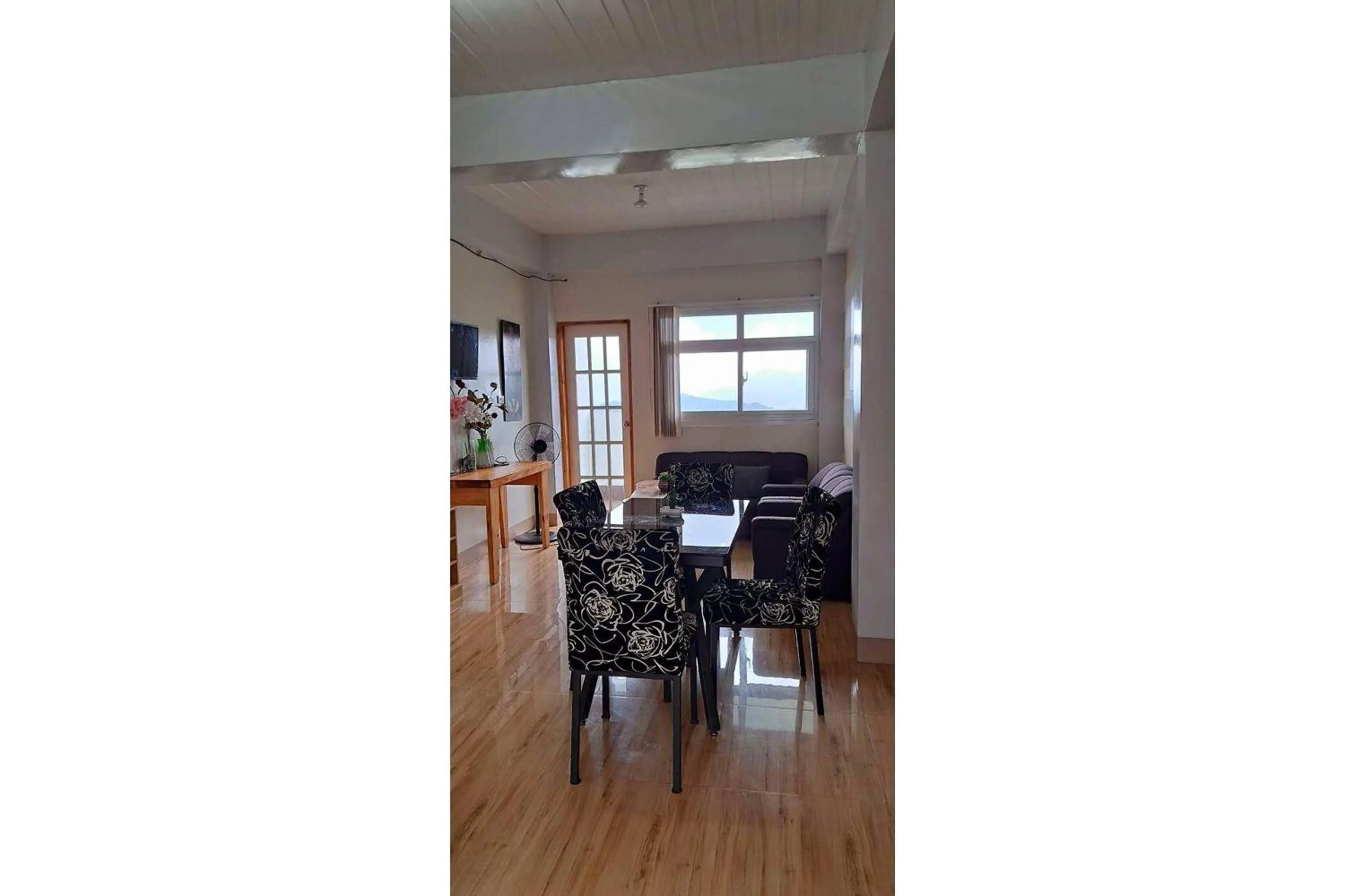 Living room in Wanay's Rocky Mountain Homestay