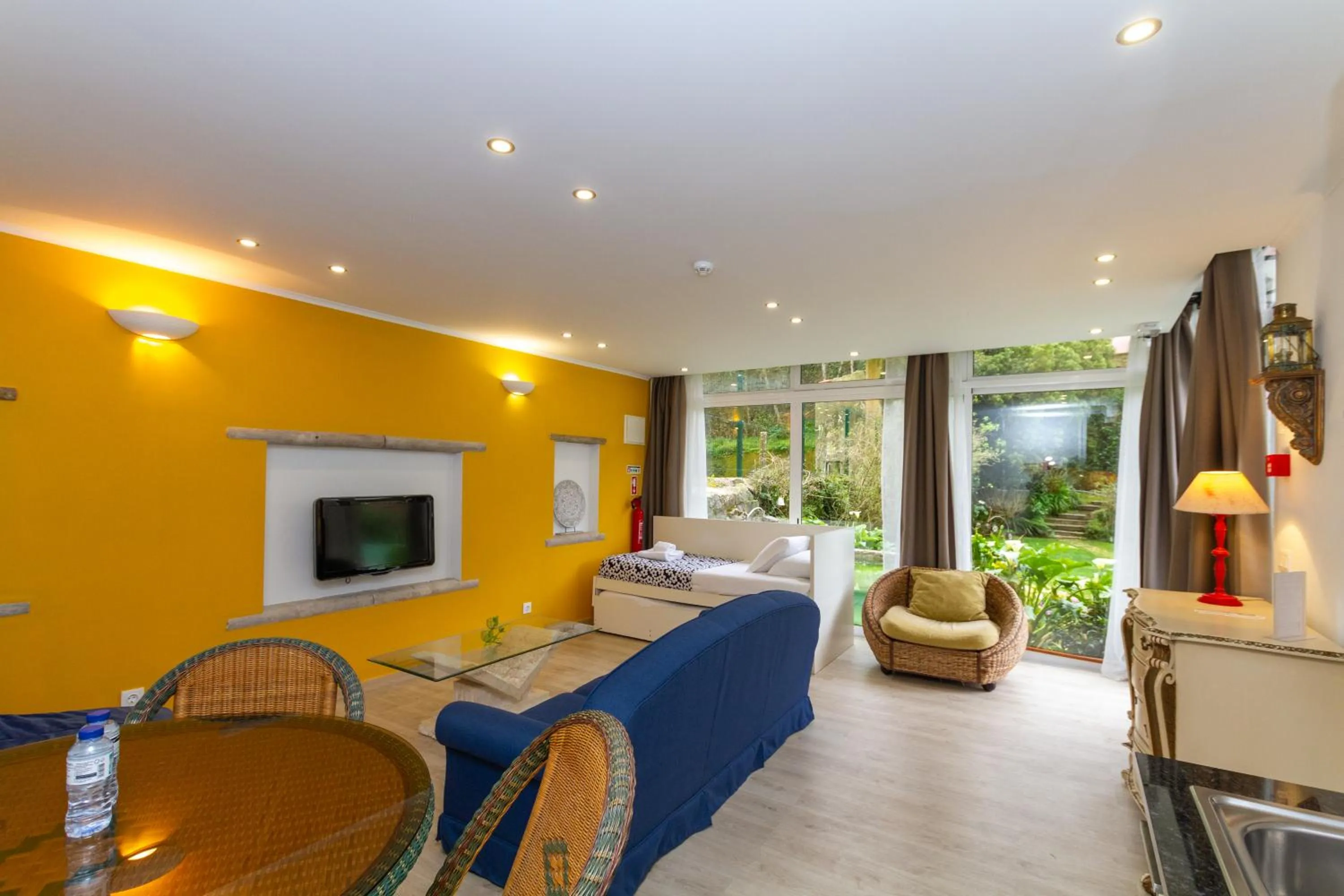 Kitchen or kitchenette, Bed in Quinta Das Murtas B&B