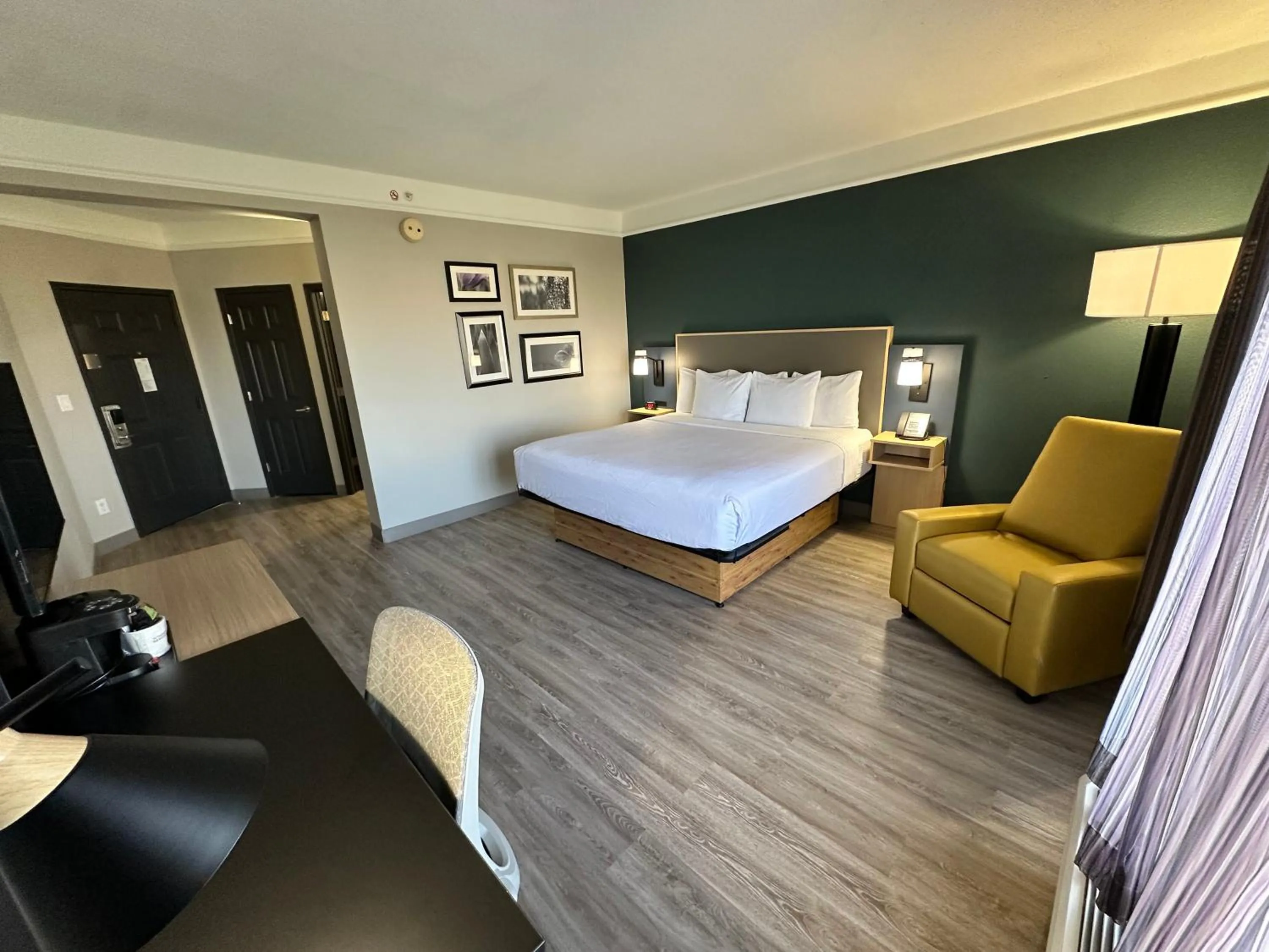 Photo of the whole room, Bed in La Quinta by Wyndham Dallas Arlington South