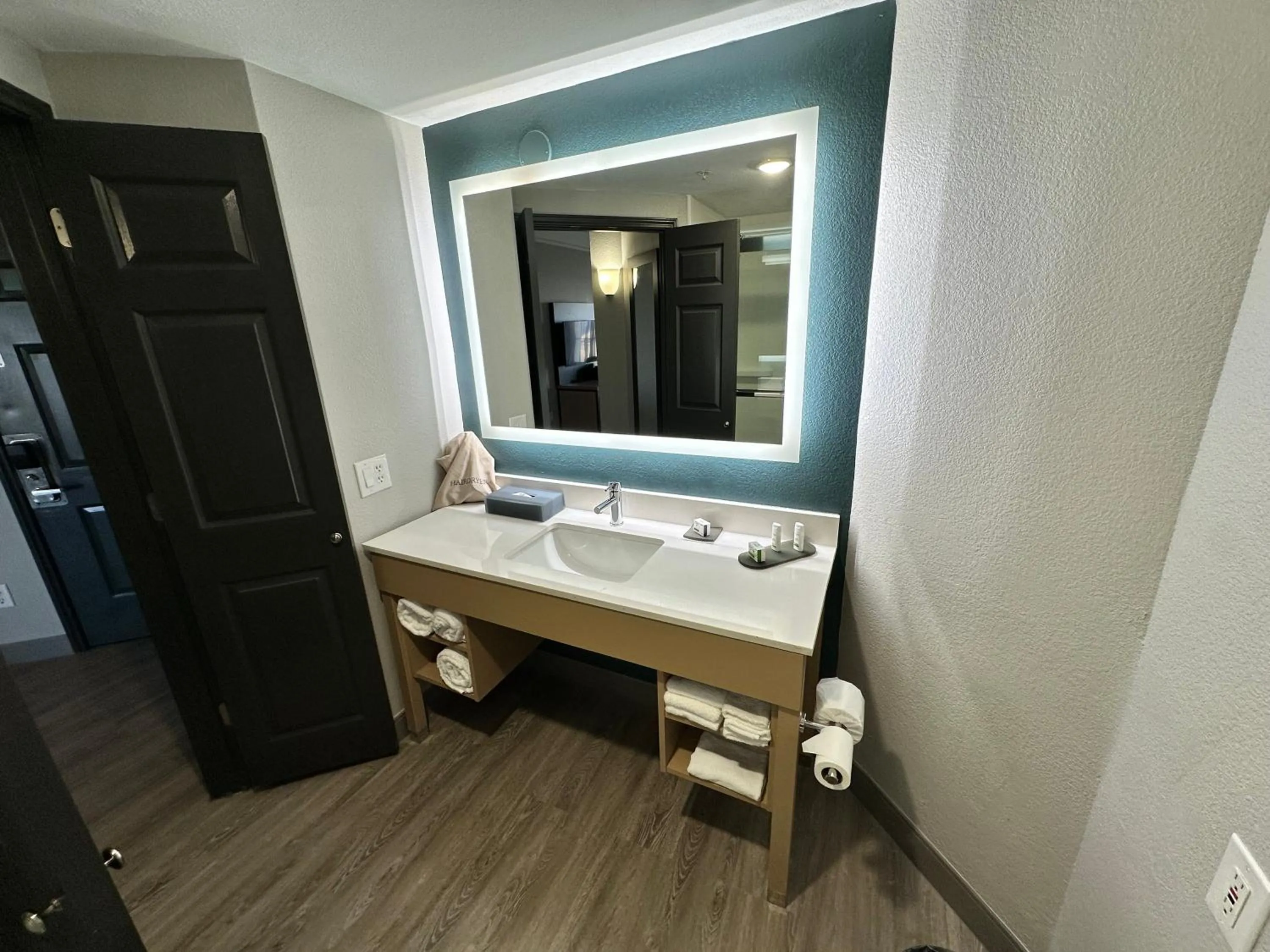 Bathroom in La Quinta by Wyndham Dallas Arlington South