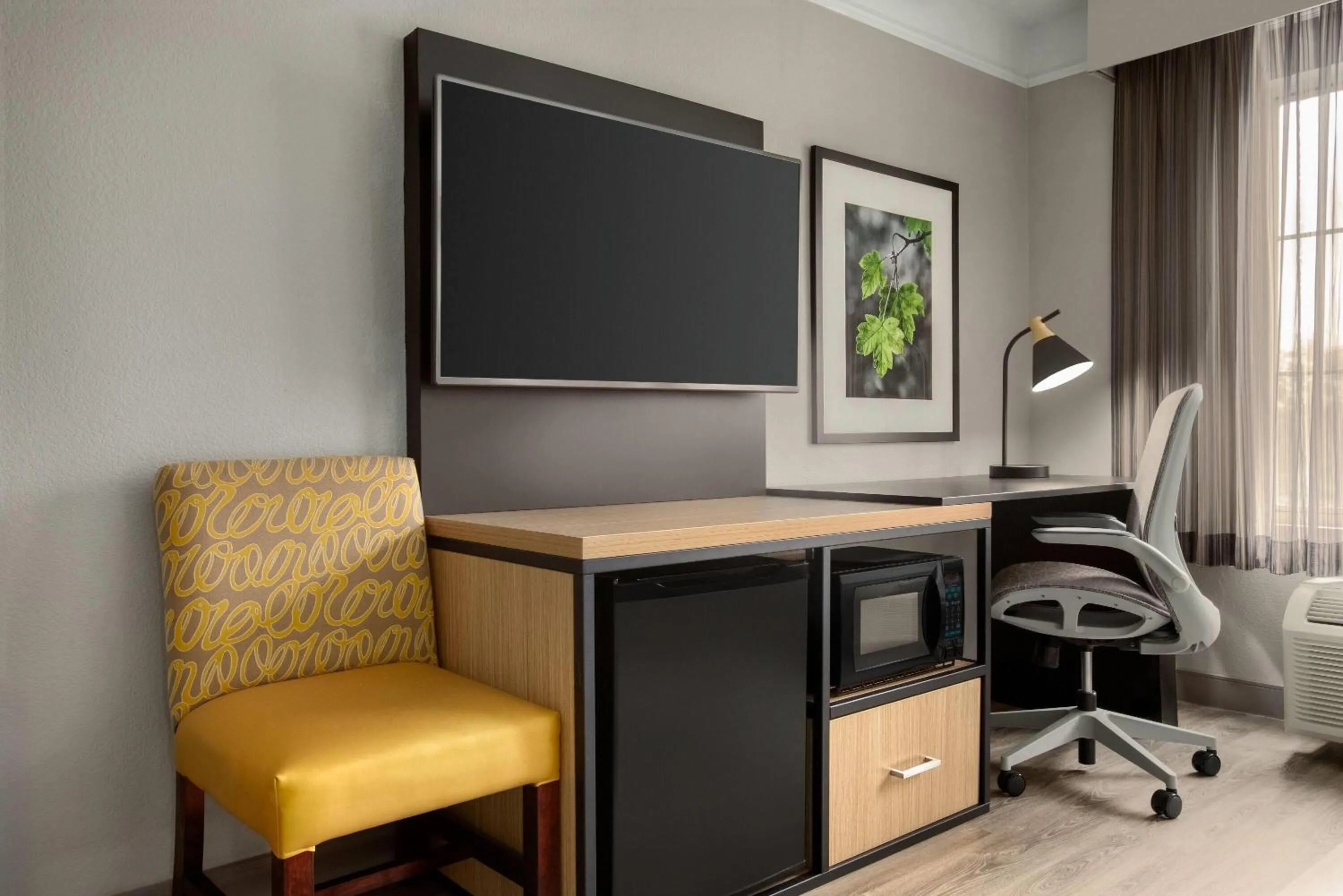 Photo of the whole room in La Quinta by Wyndham Dallas Arlington South