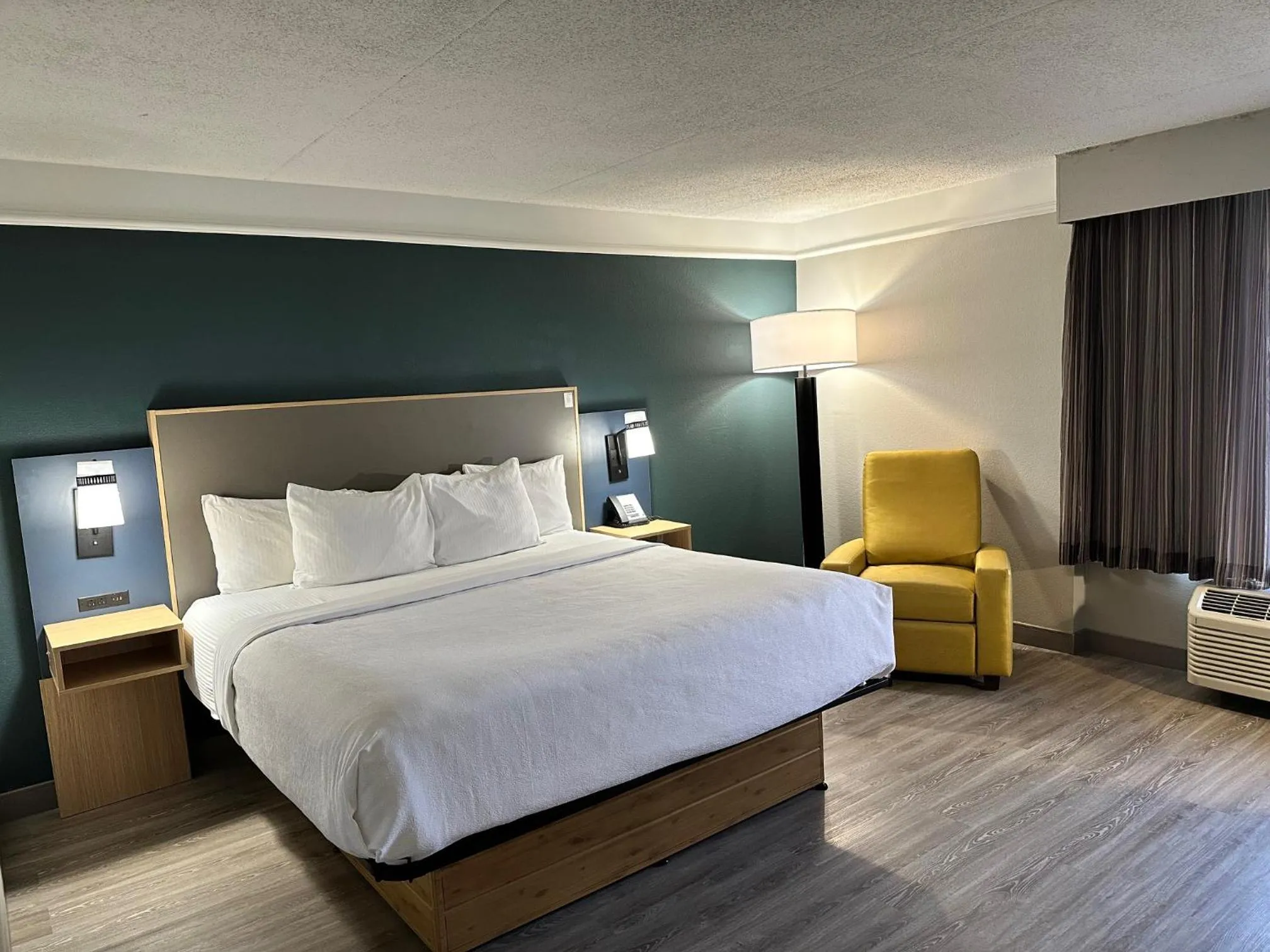 Bedroom, Bed in La Quinta by Wyndham Dallas Arlington South