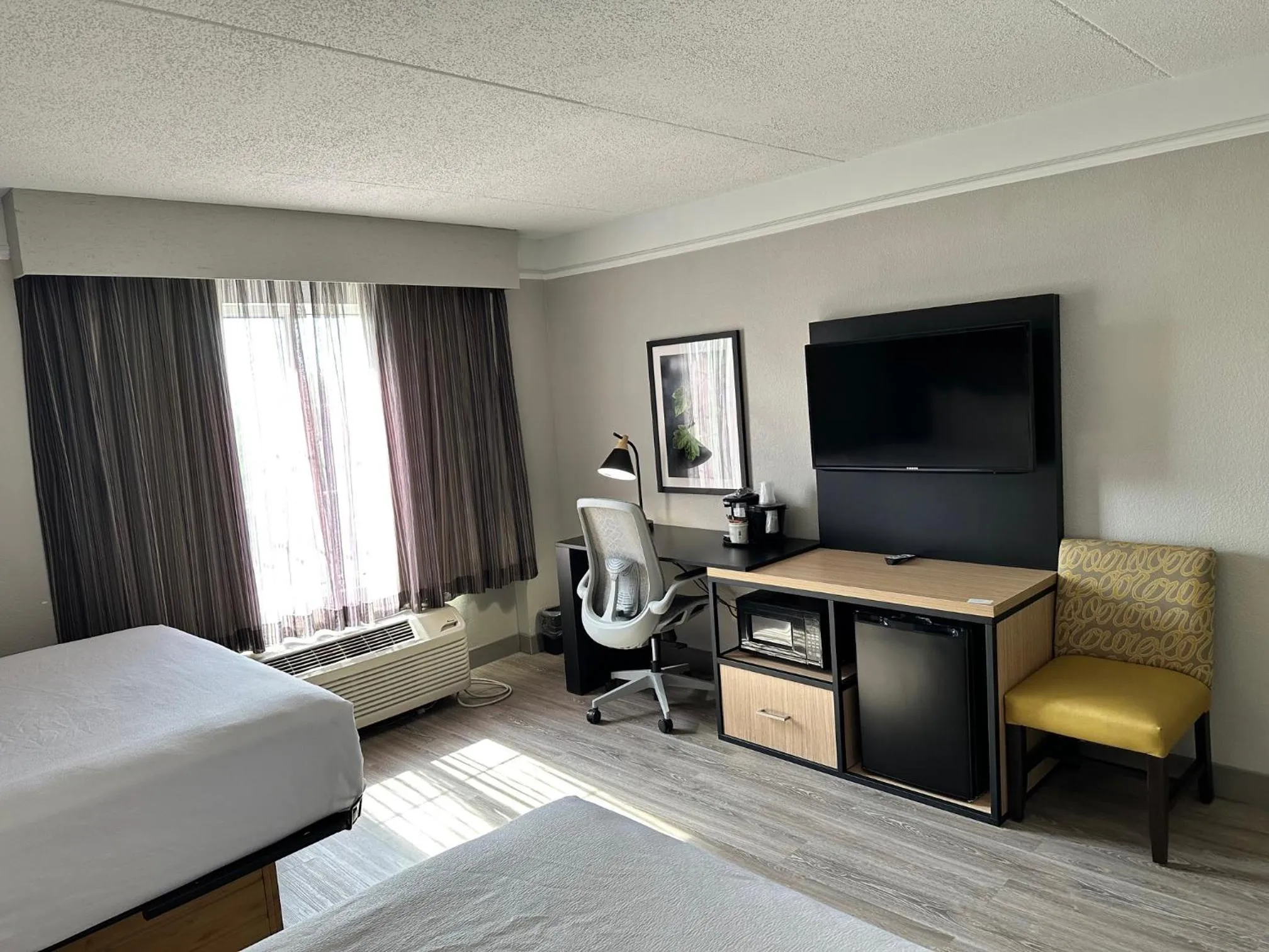 Bedroom, Bed in La Quinta by Wyndham Dallas Arlington South