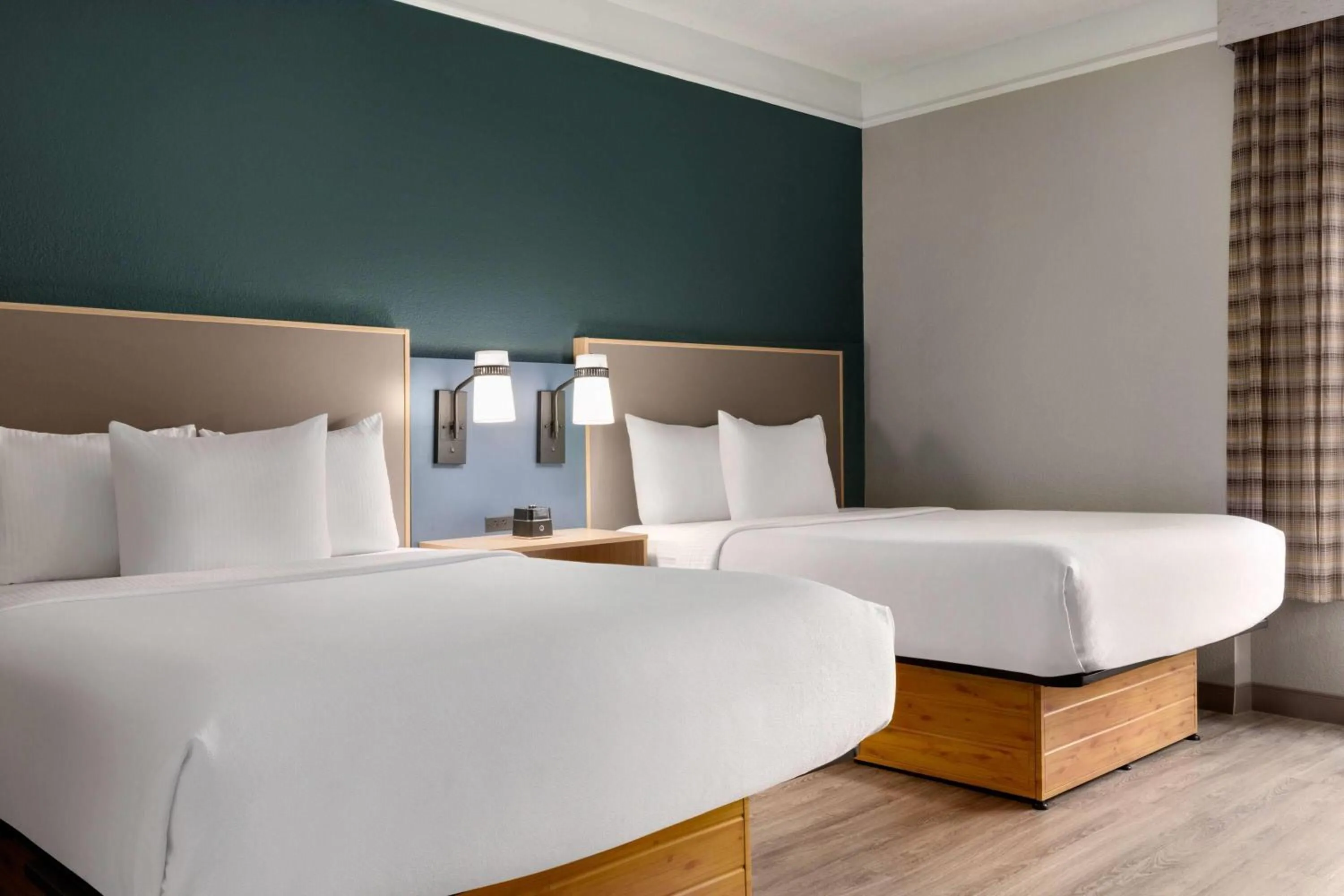 Photo of the whole room, Bed in La Quinta by Wyndham Dallas Arlington South