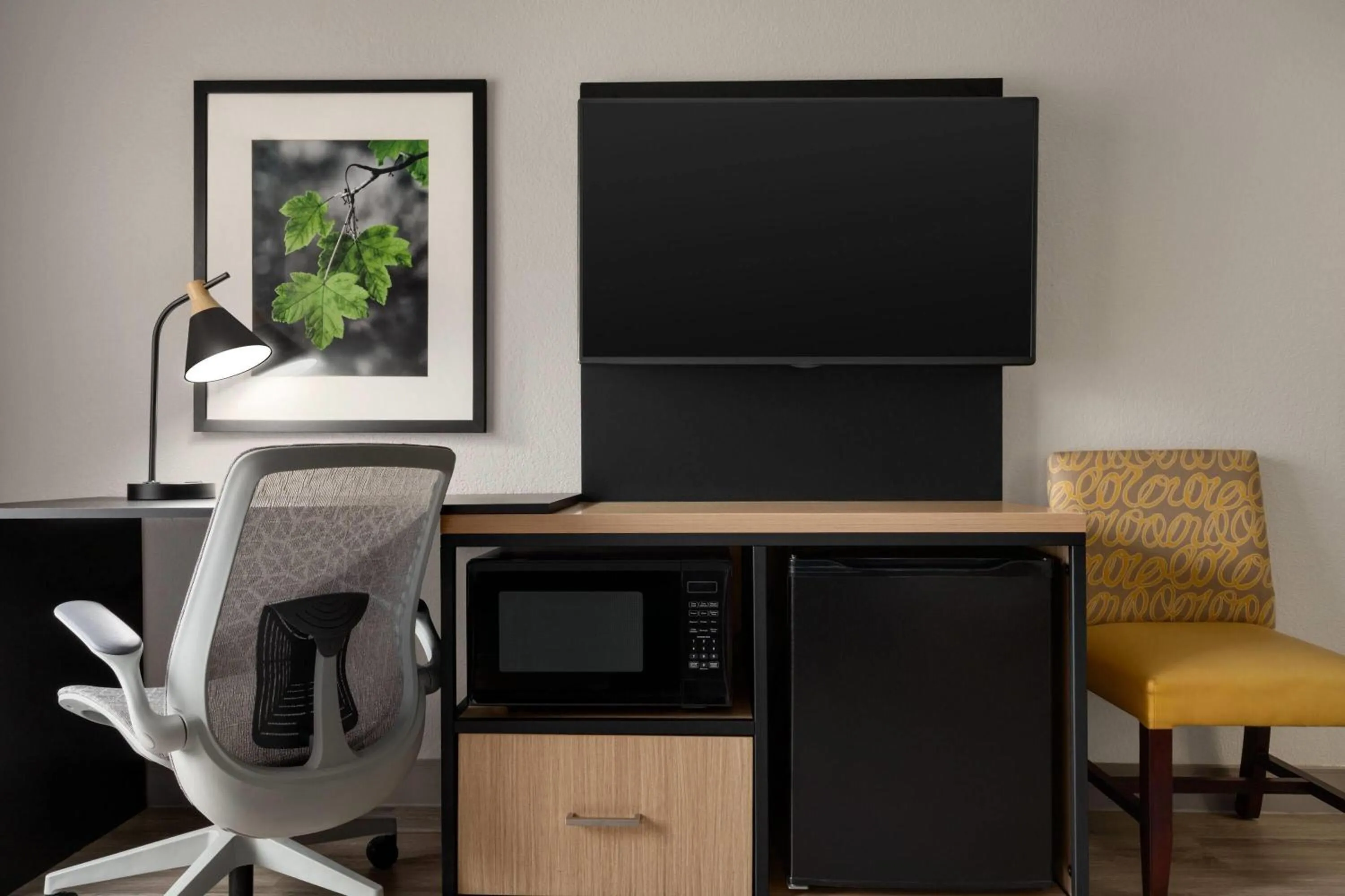 Photo of the whole room in La Quinta by Wyndham Dallas Arlington South