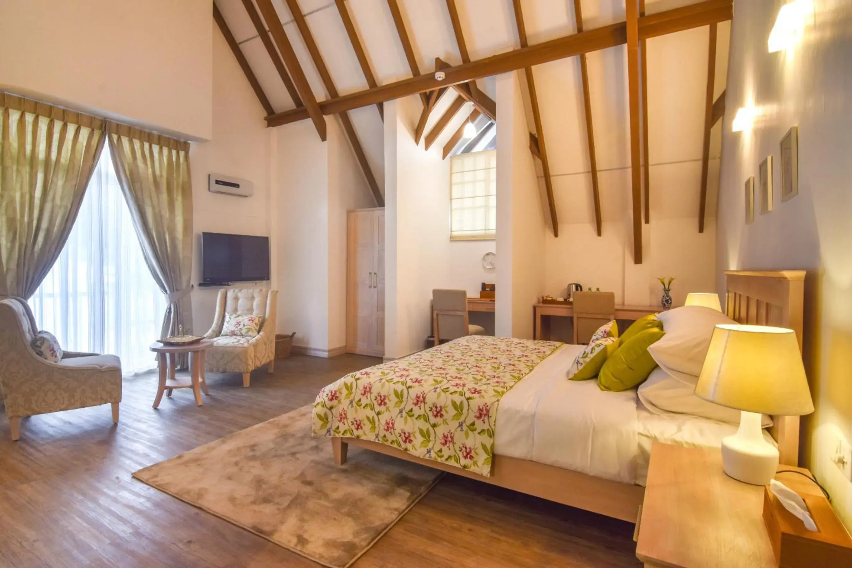 Attic Superior Suite in The Lynden Grove Attic Superior Suite in The Lynden Grove