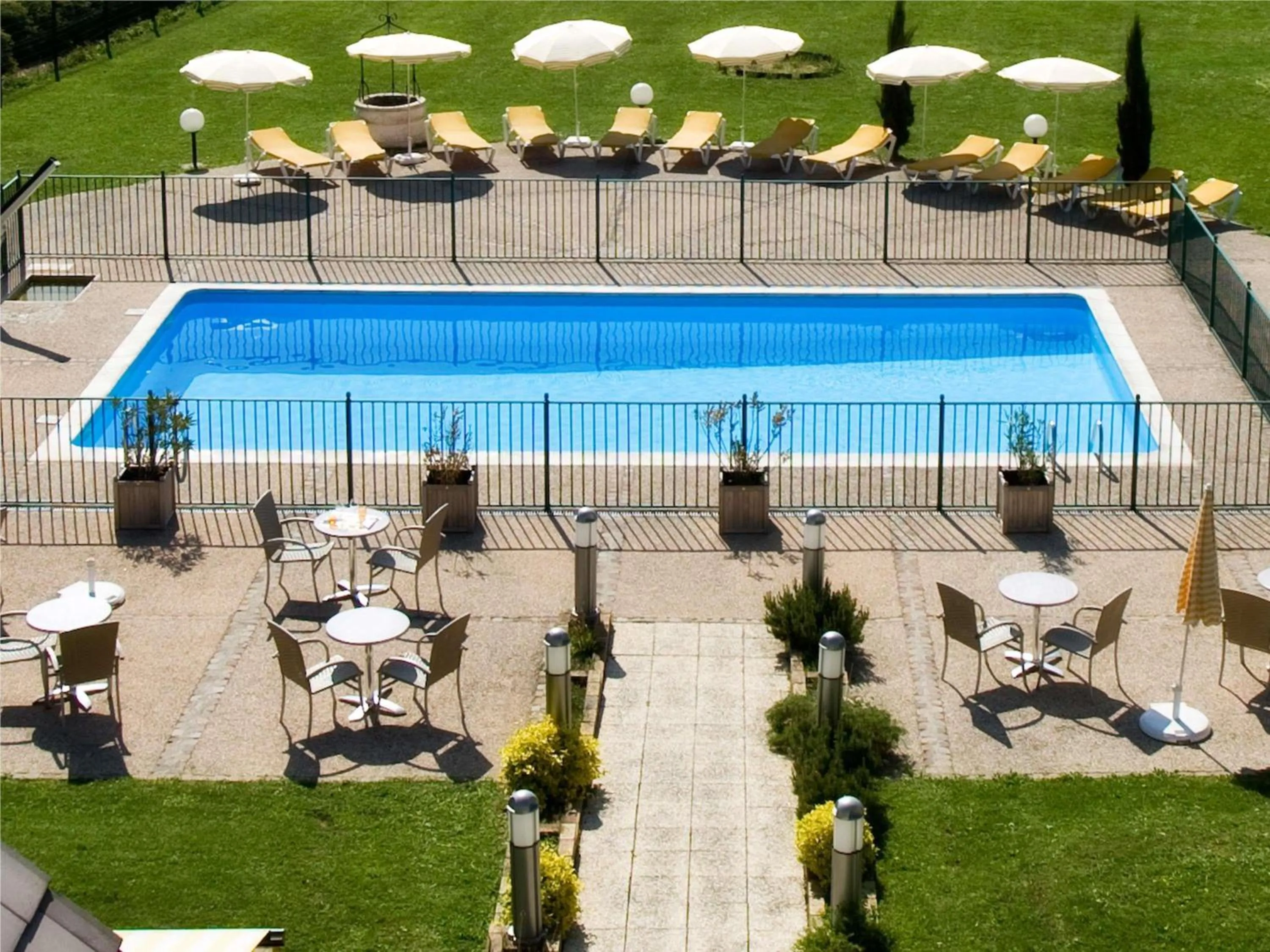 Pool view in ibis Beaune La Ferme Aux Vins