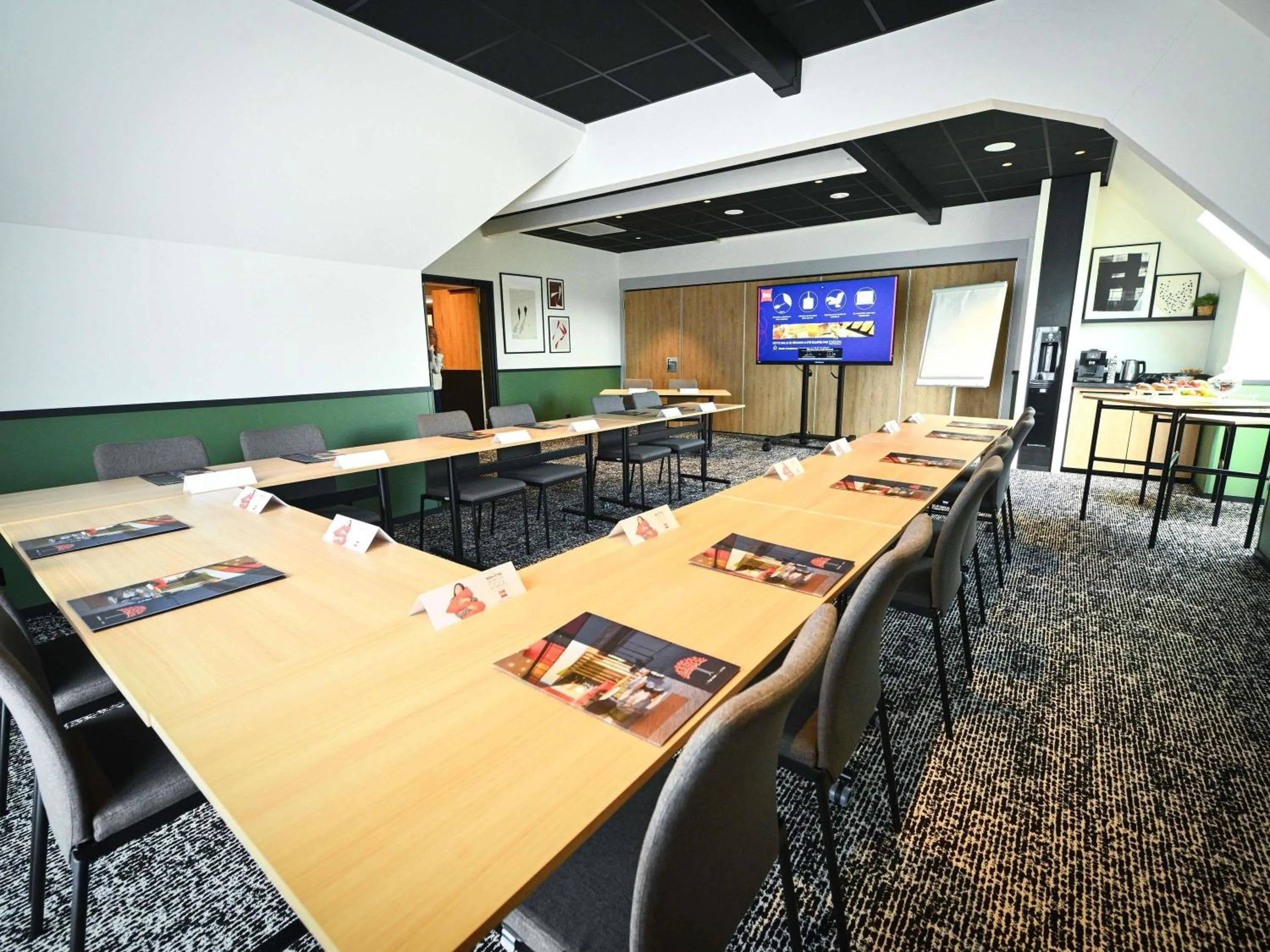 Meeting/conference room in ibis Beaune La Ferme Aux Vins