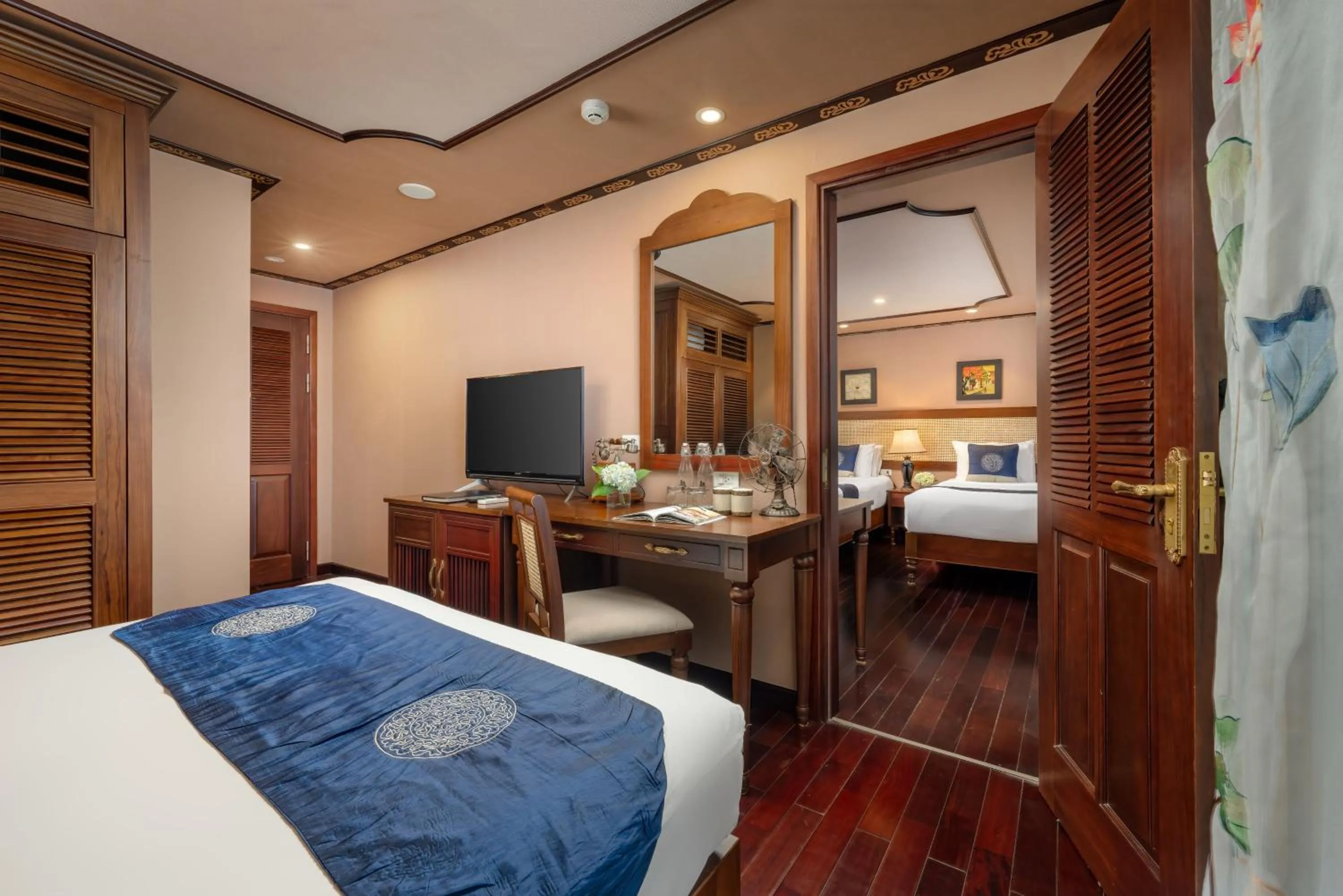 hair dresser, Bed in Indochine Cruise Lan Ha Bay
