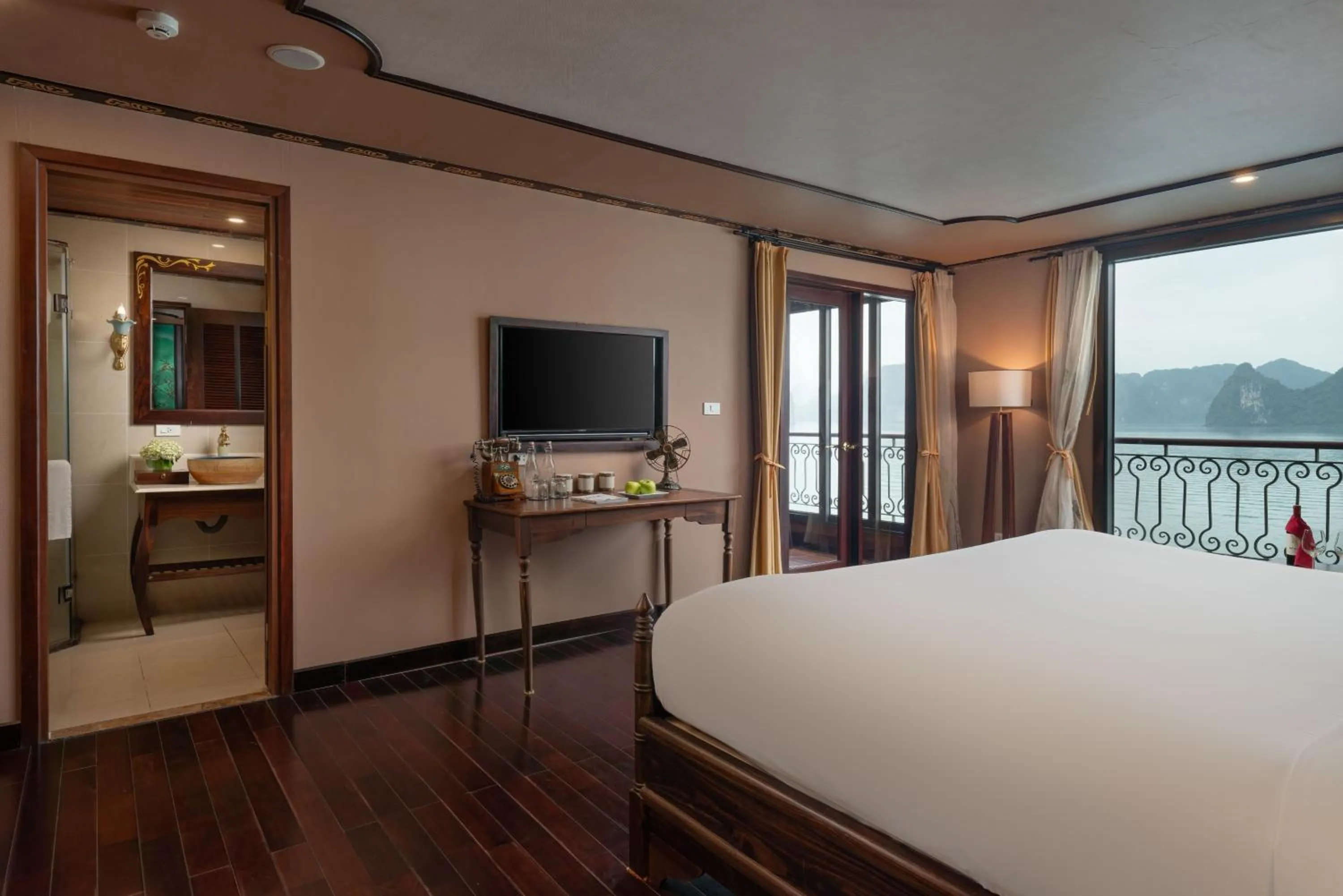 Photo of the whole room, Bed in Indochine Cruise Lan Ha Bay