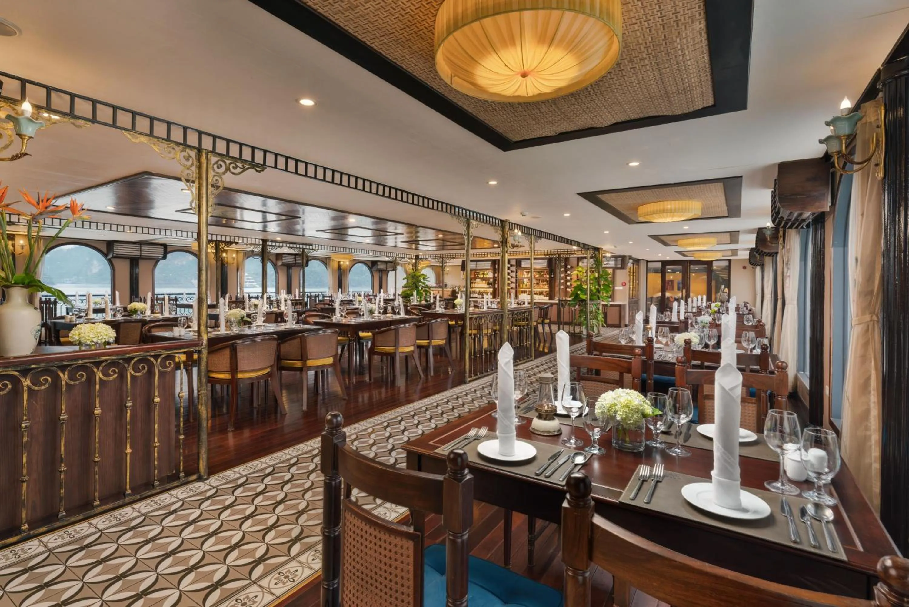 Restaurant/places to eat in Indochine Cruise Lan Ha Bay