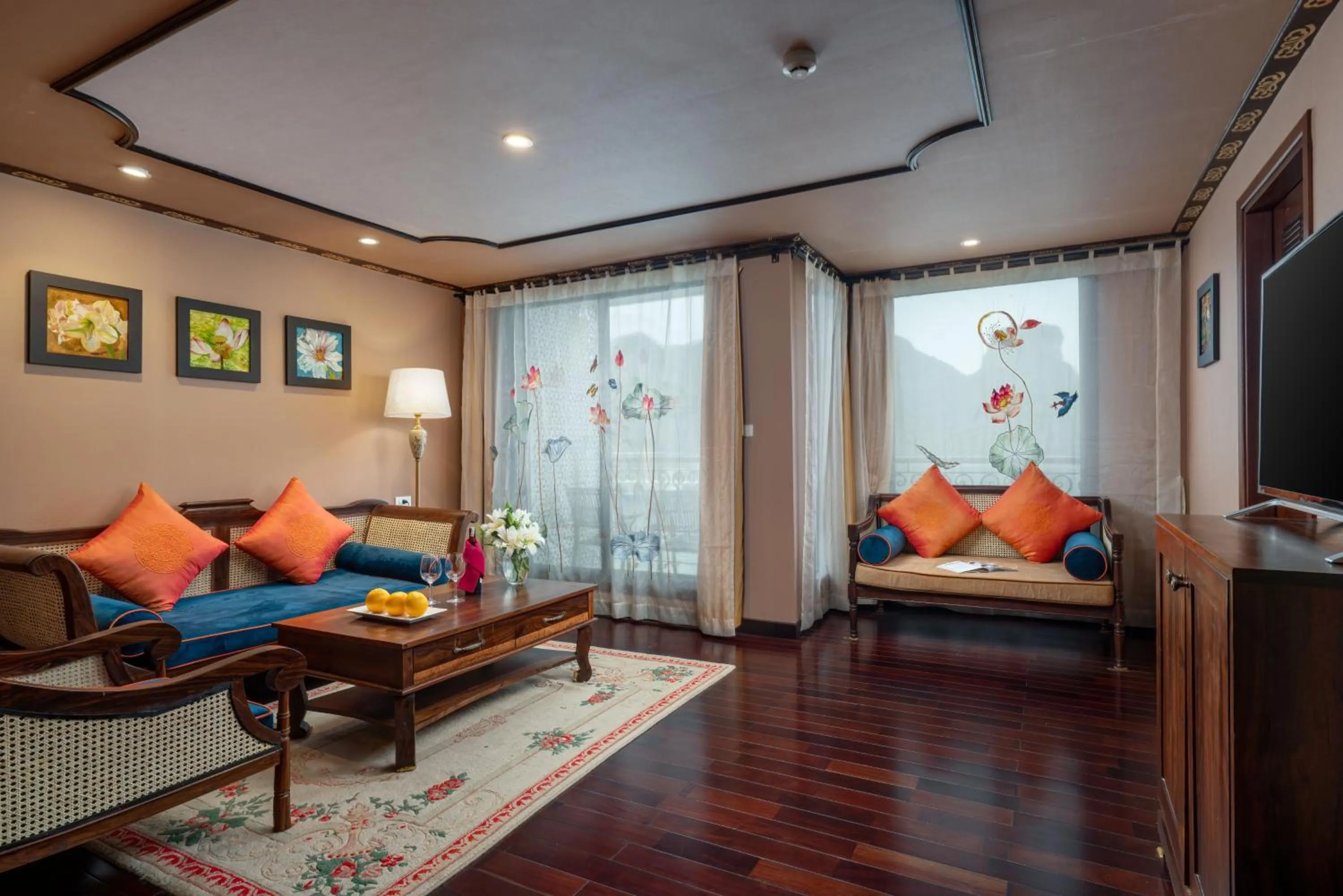 Living room in Indochine Cruise Lan Ha Bay