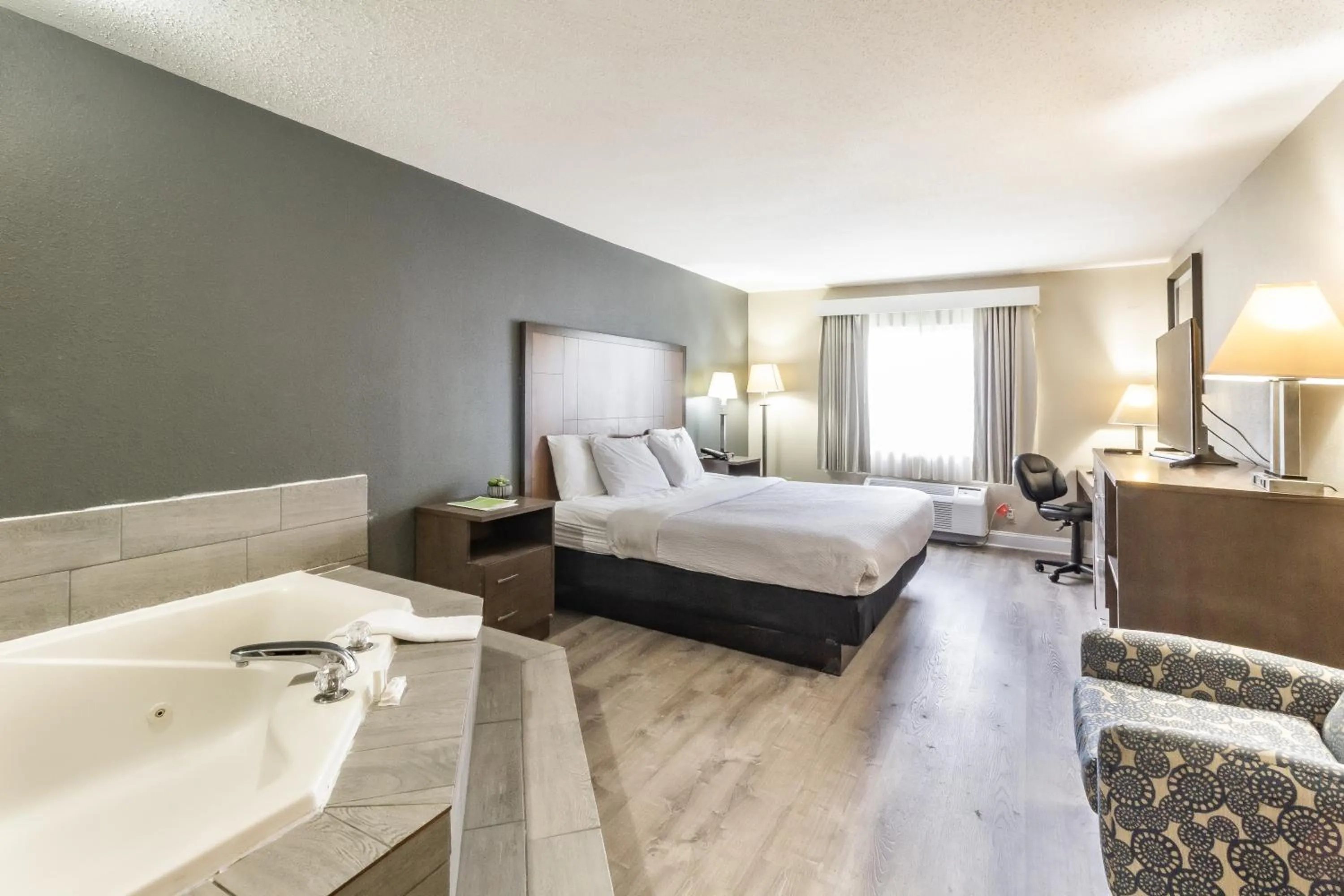 Bedroom, Bed in La Quinta Inn by Wyndham Richmond South