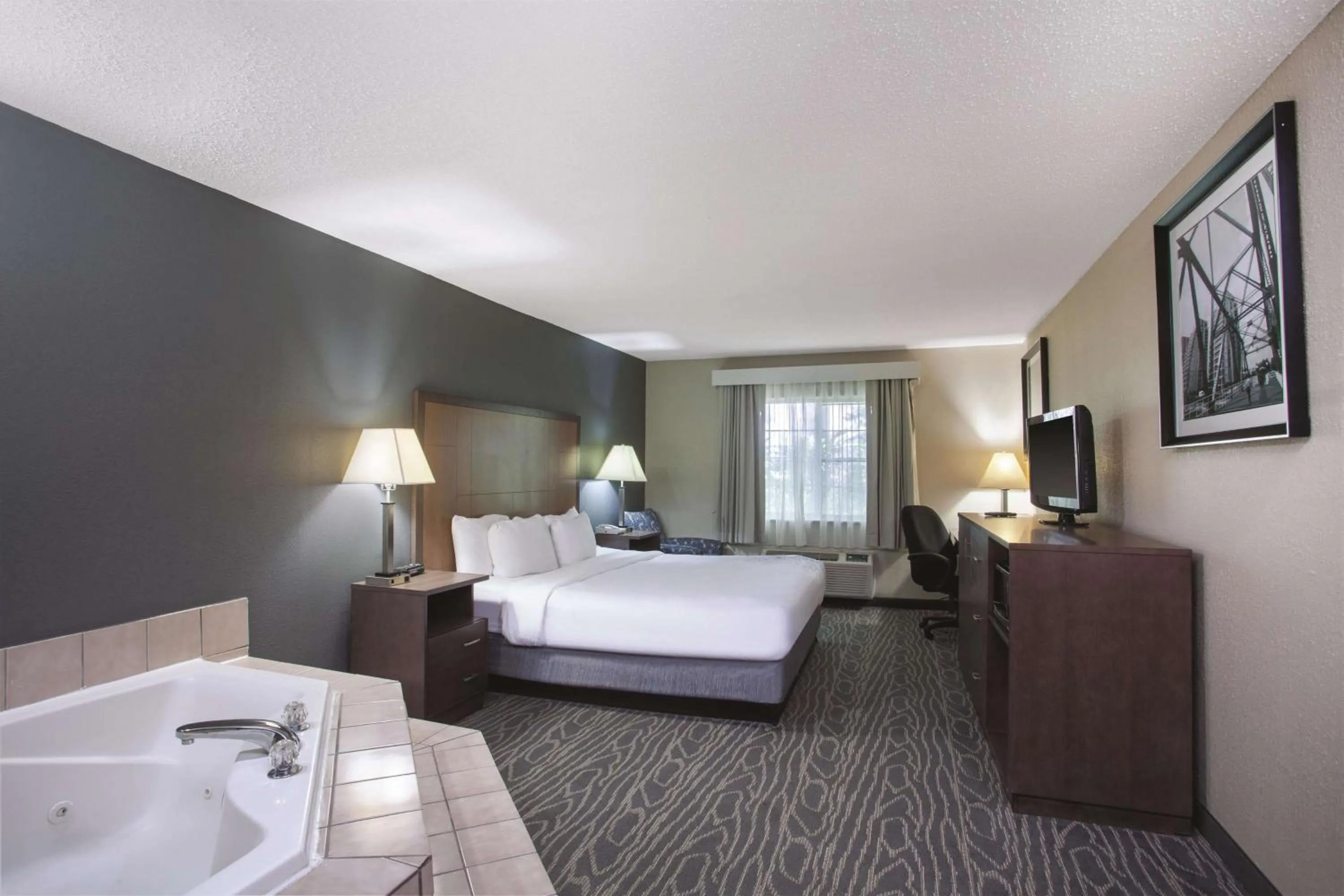 Photo of the whole room, Bed in La Quinta Inn by Wyndham Richmond South