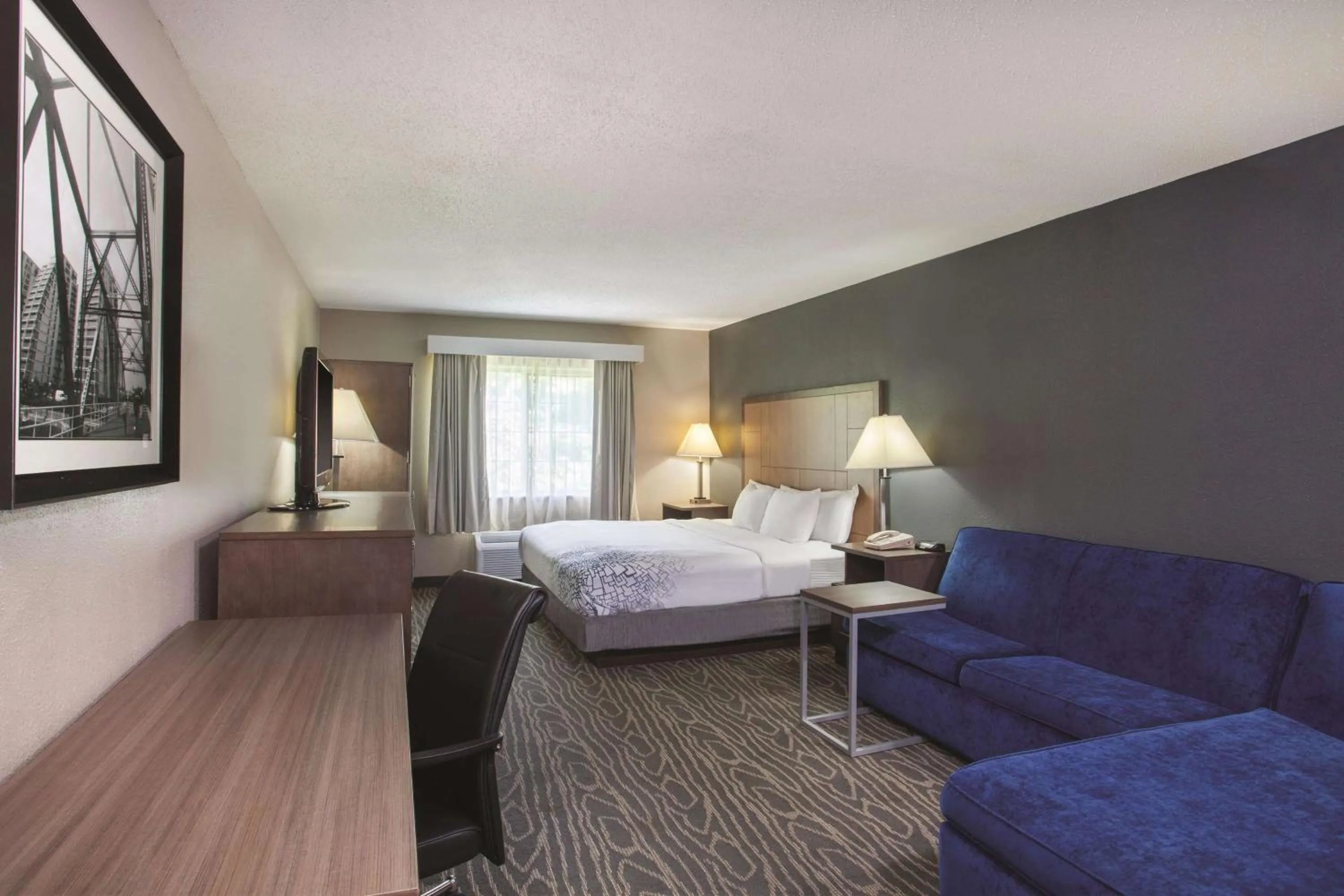 Photo of the whole room, Bed in La Quinta Inn by Wyndham Richmond South