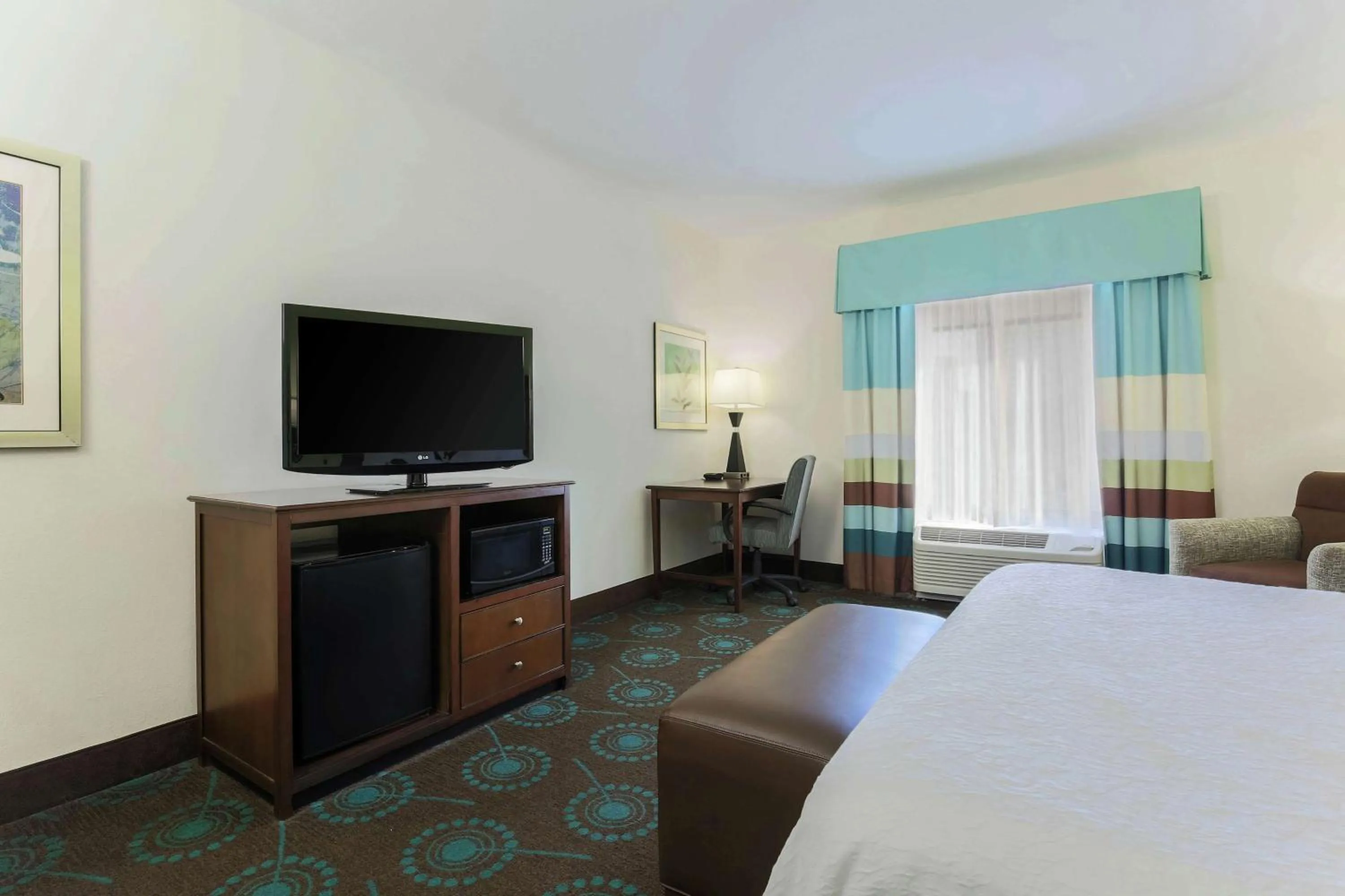 Bedroom, Bed in Hampton Inn & Suites Wheeling - The Highlands