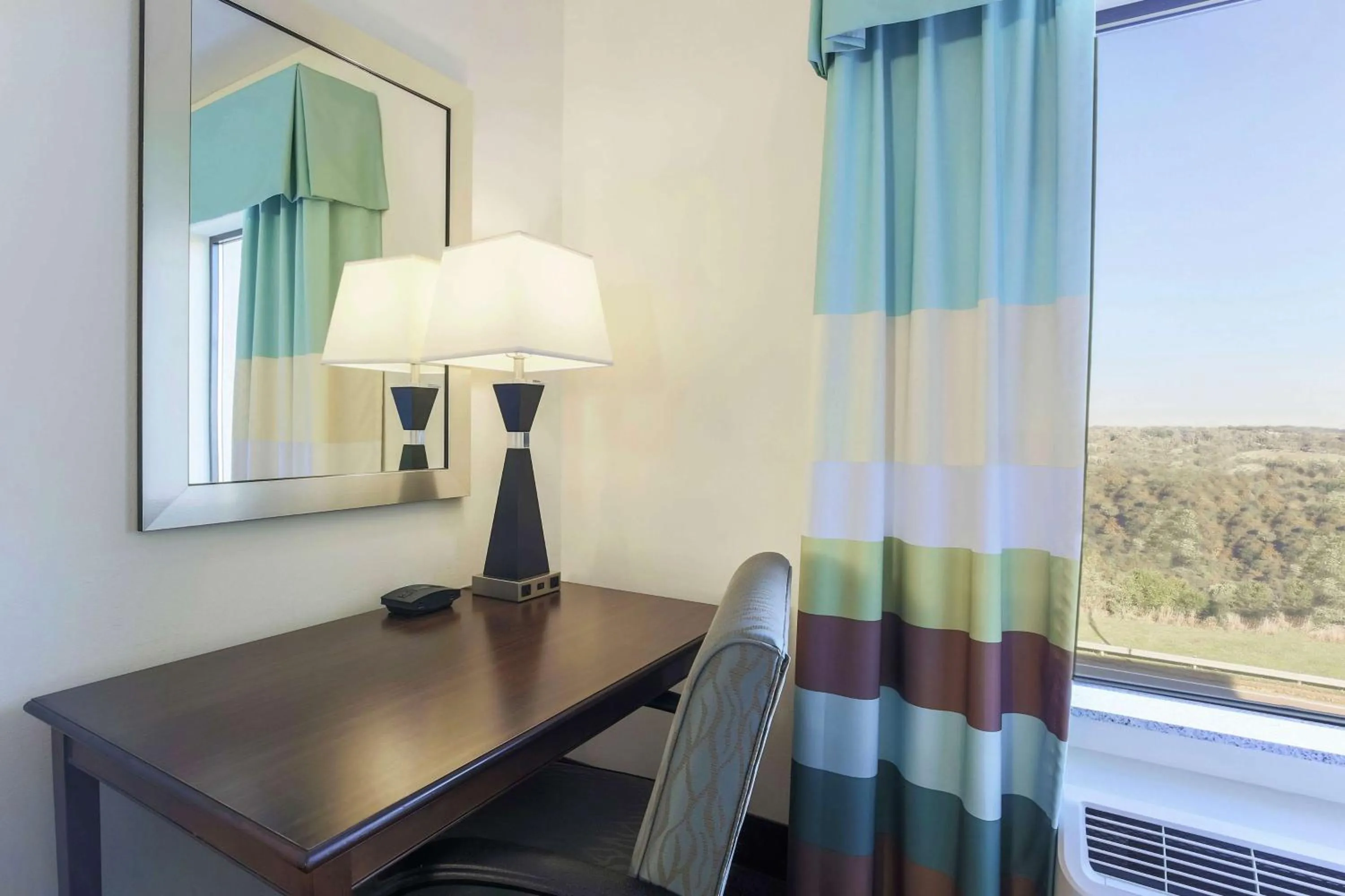 Bedroom in Hampton Inn & Suites Wheeling - The Highlands