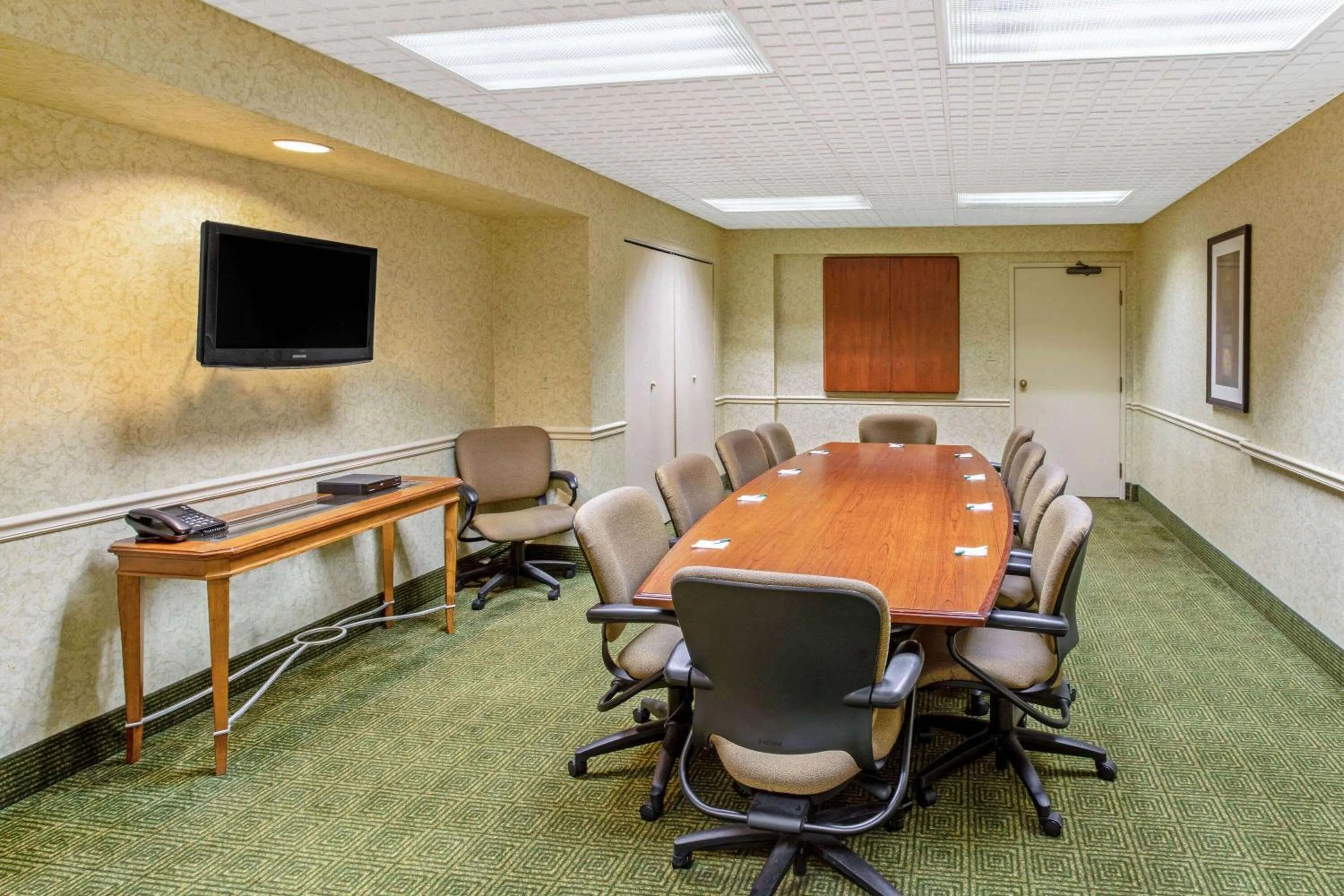 Meeting/conference room in La Quinta by Wyndham Appleton College Avenue
