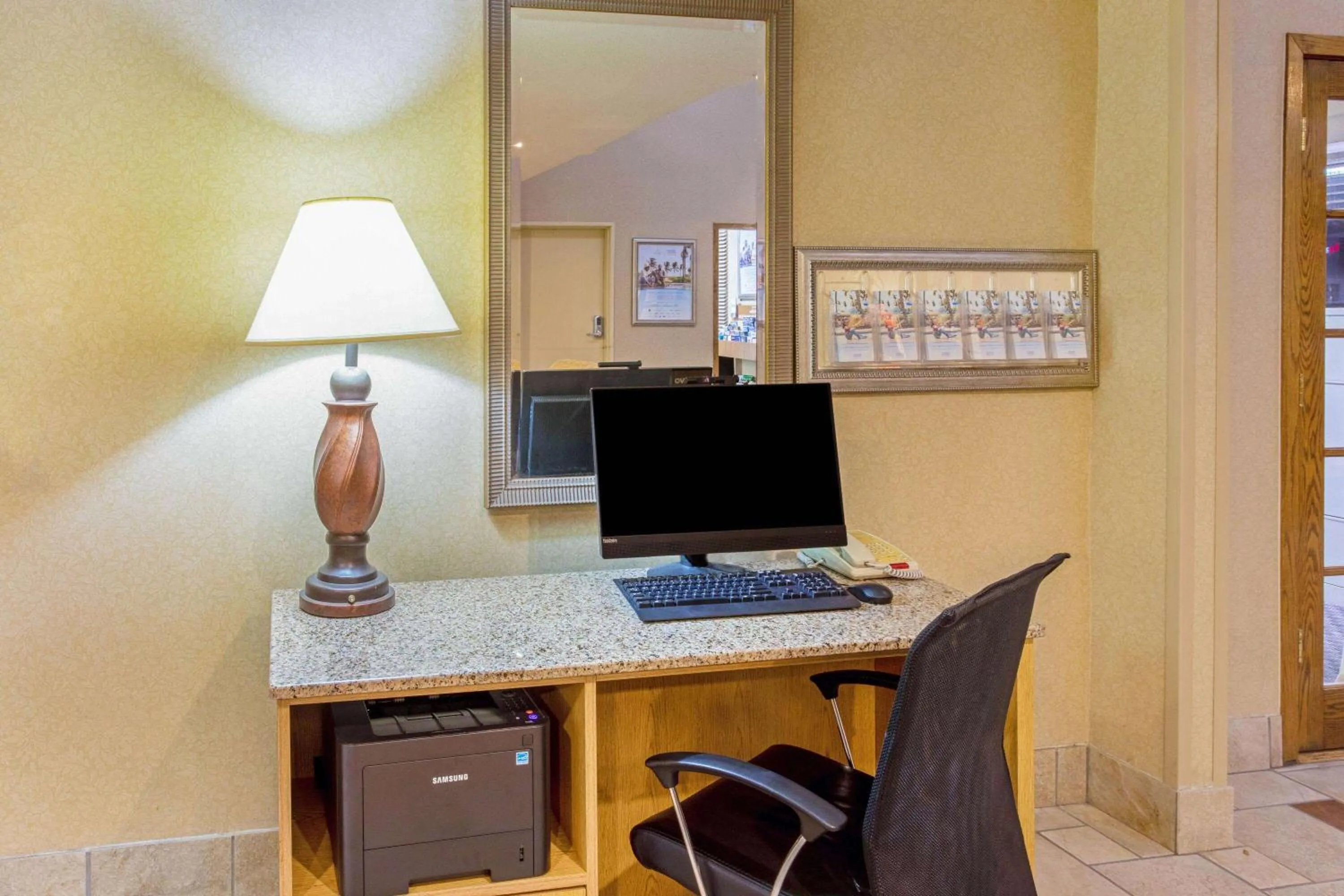 Business facilities in La Quinta by Wyndham Appleton College Avenue