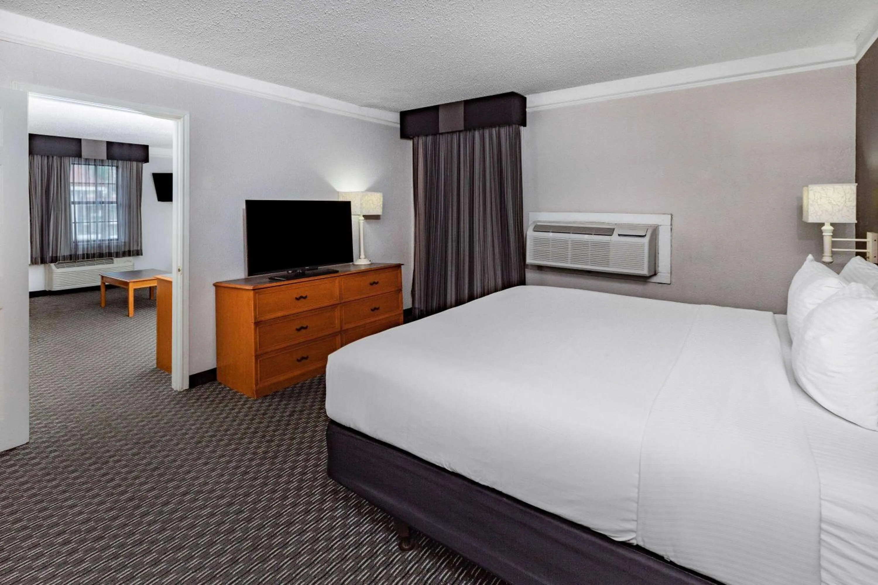 Bed in La Quinta Inn by Wyndham Laredo I-35