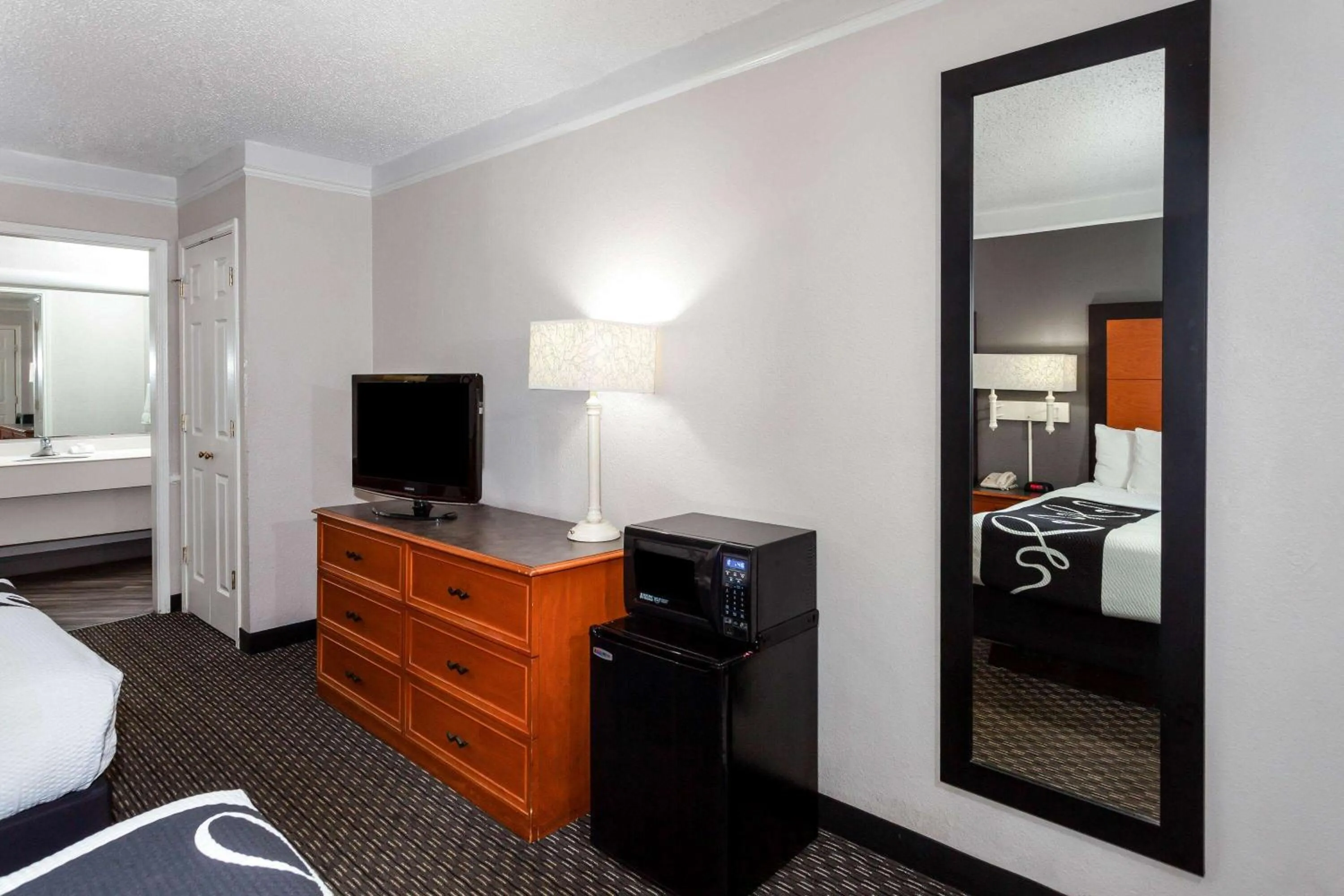 TV and multimedia, Bed in La Quinta Inn by Wyndham Laredo I-35