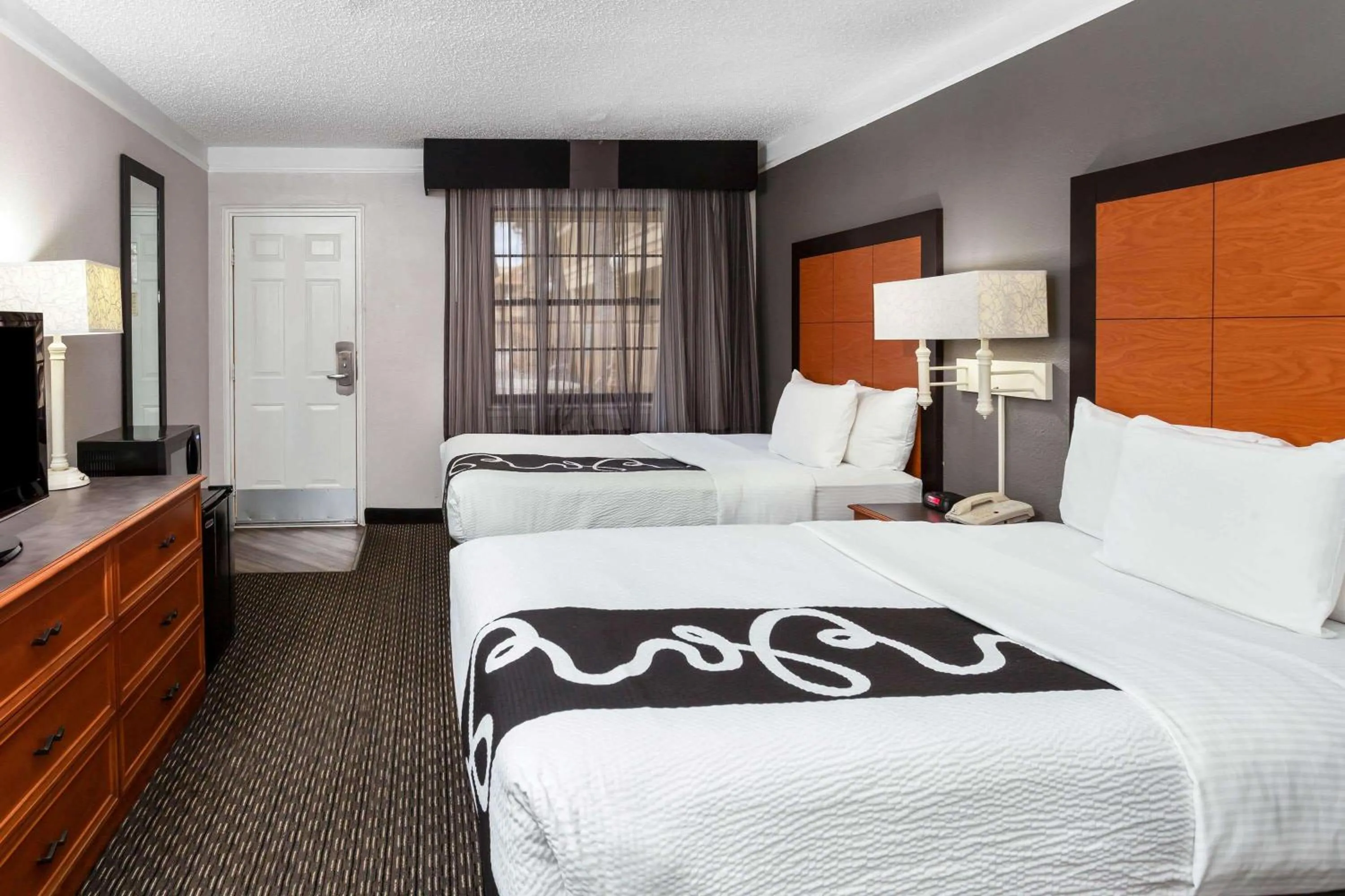 Photo of the whole room, Bed in La Quinta Inn by Wyndham Laredo I-35