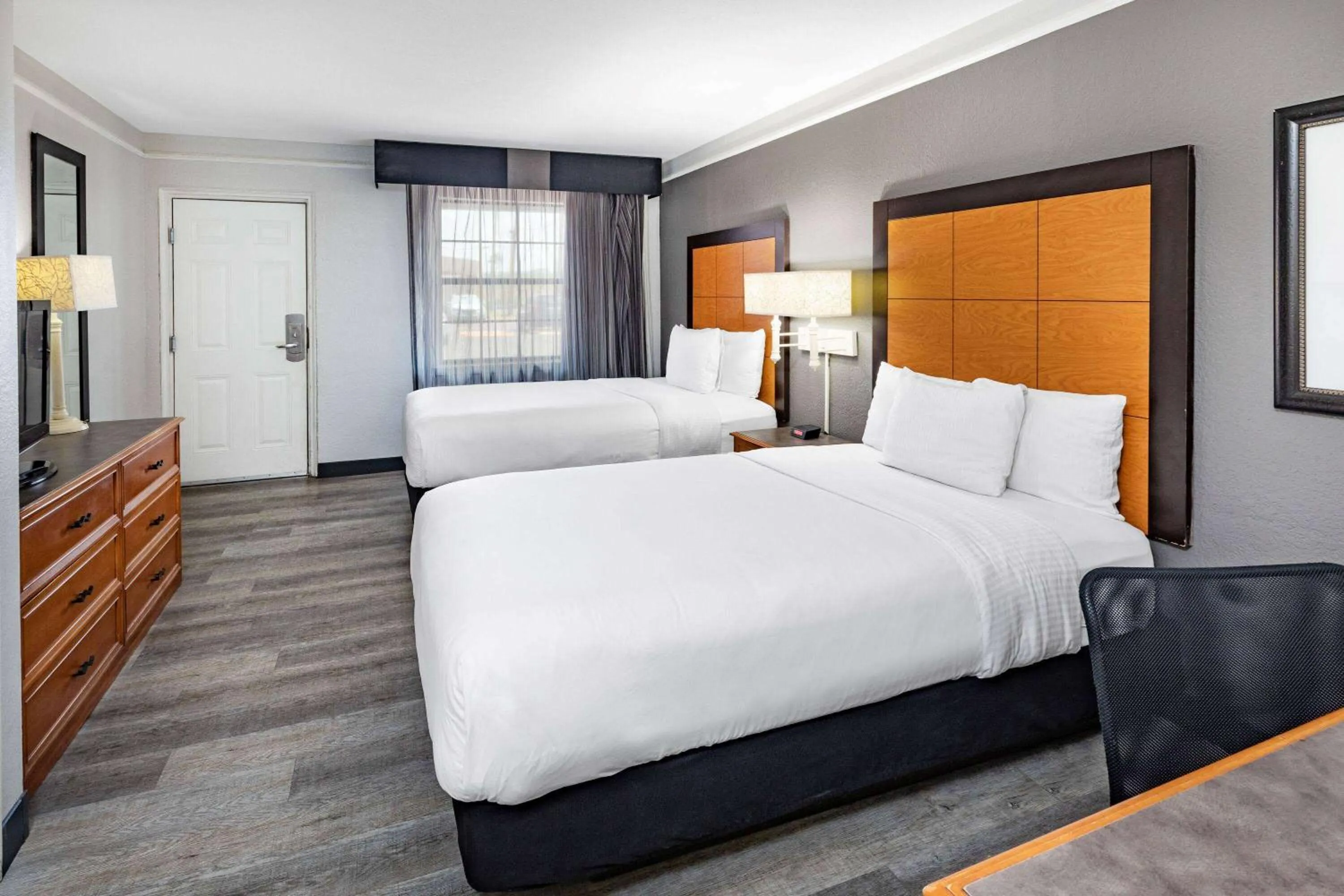 Photo of the whole room, Bed in La Quinta Inn by Wyndham Laredo I-35