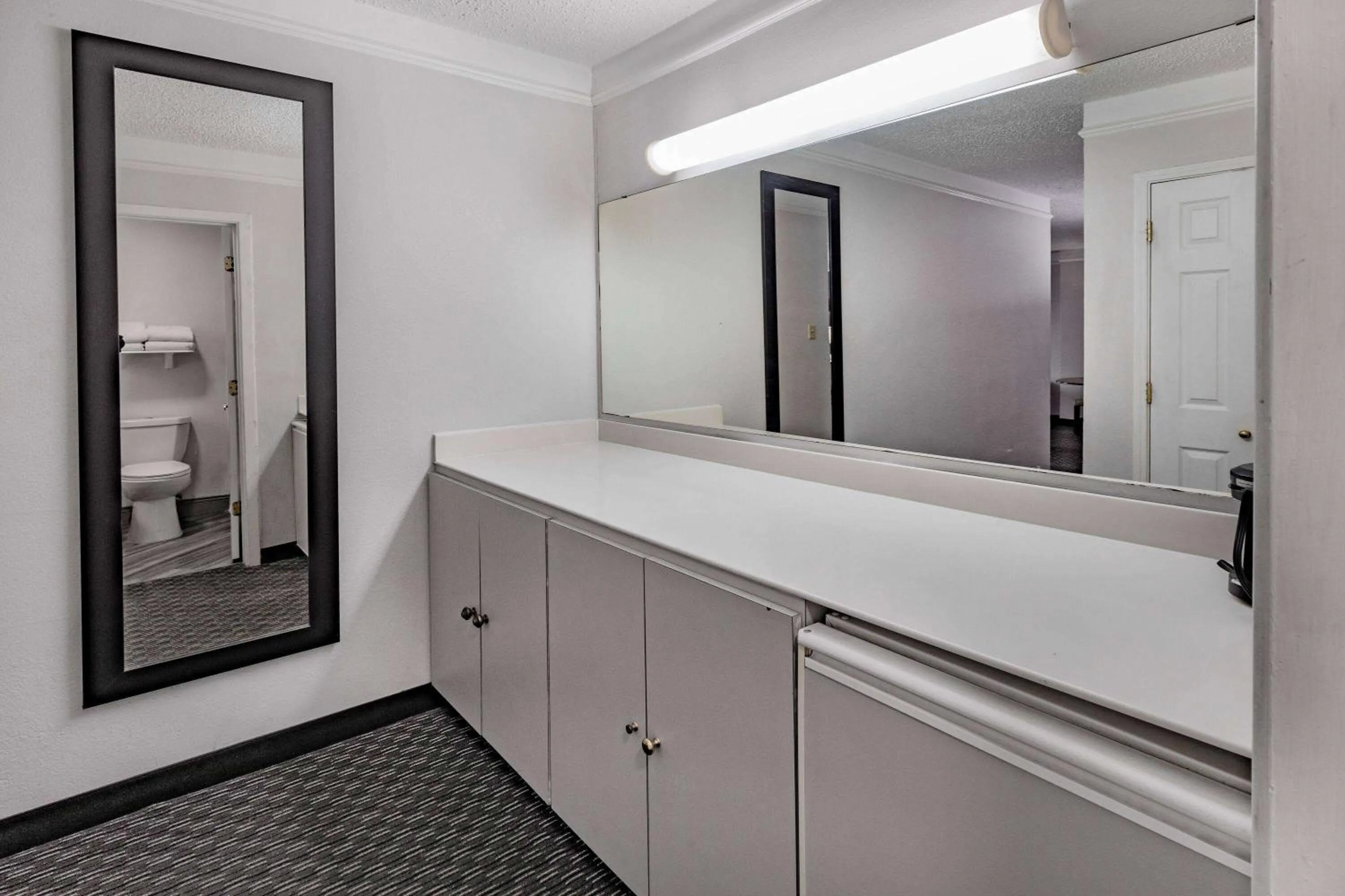 TV and multimedia in La Quinta Inn by Wyndham Laredo I-35