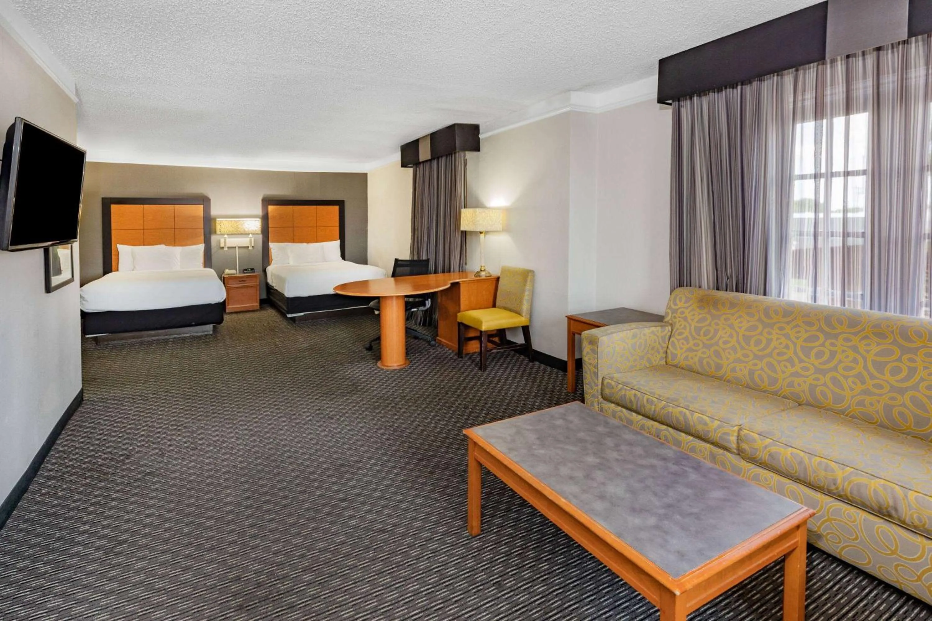 Bed in La Quinta Inn by Wyndham Laredo I-35