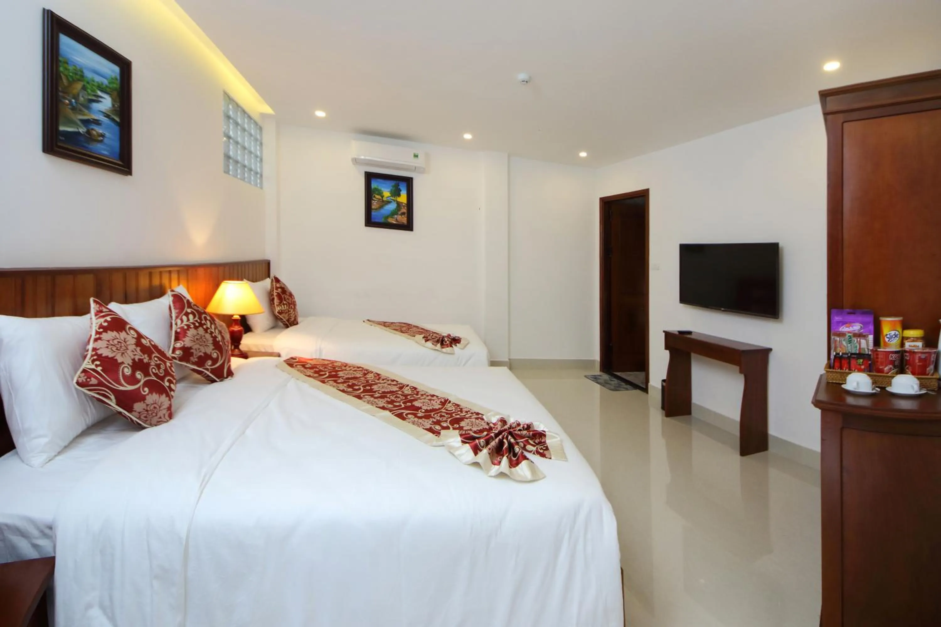 Photo of the whole room, Bed in Threeway Riverside Villa