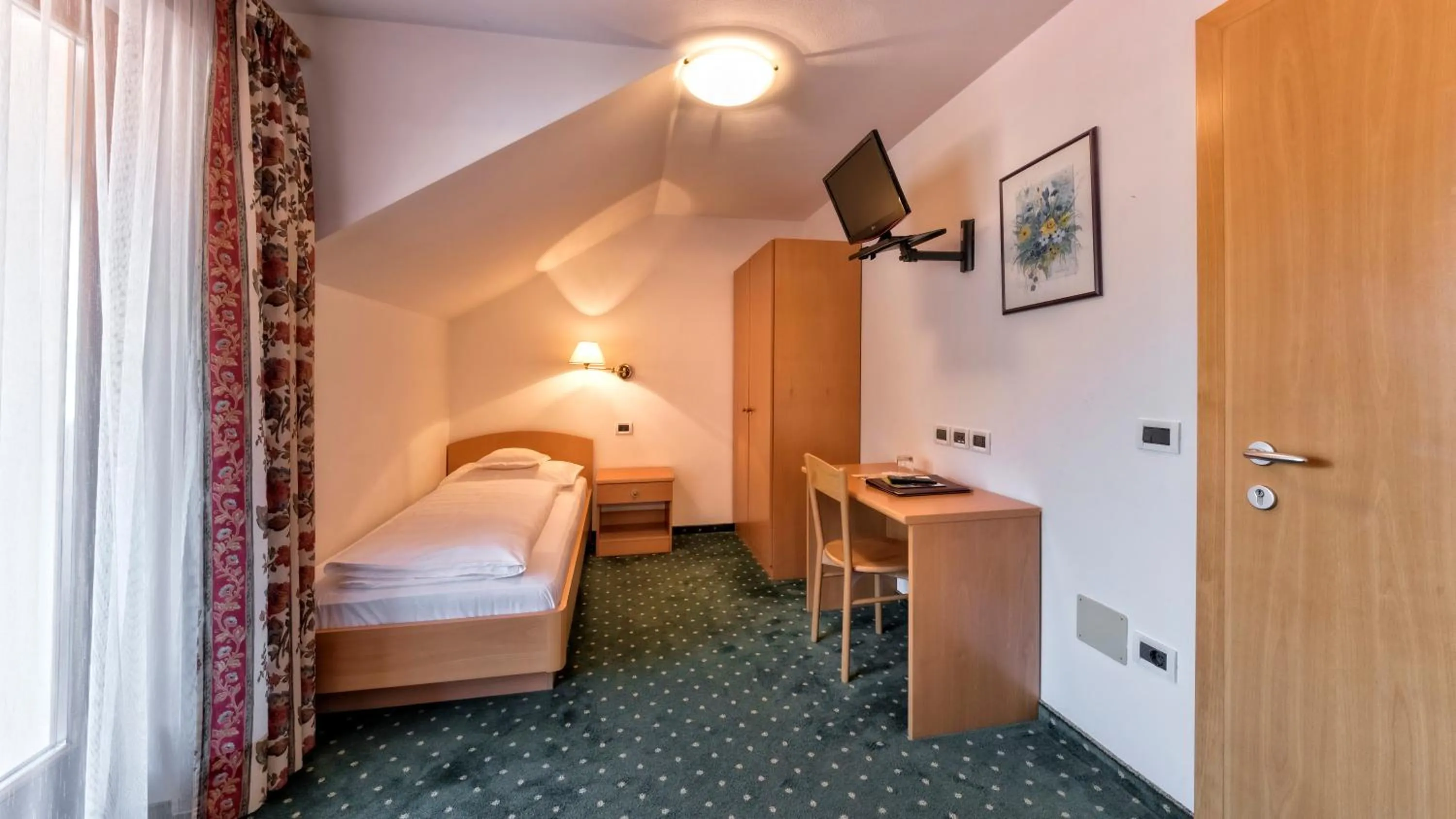 TV and multimedia, Bed in Hotel Elisabeth