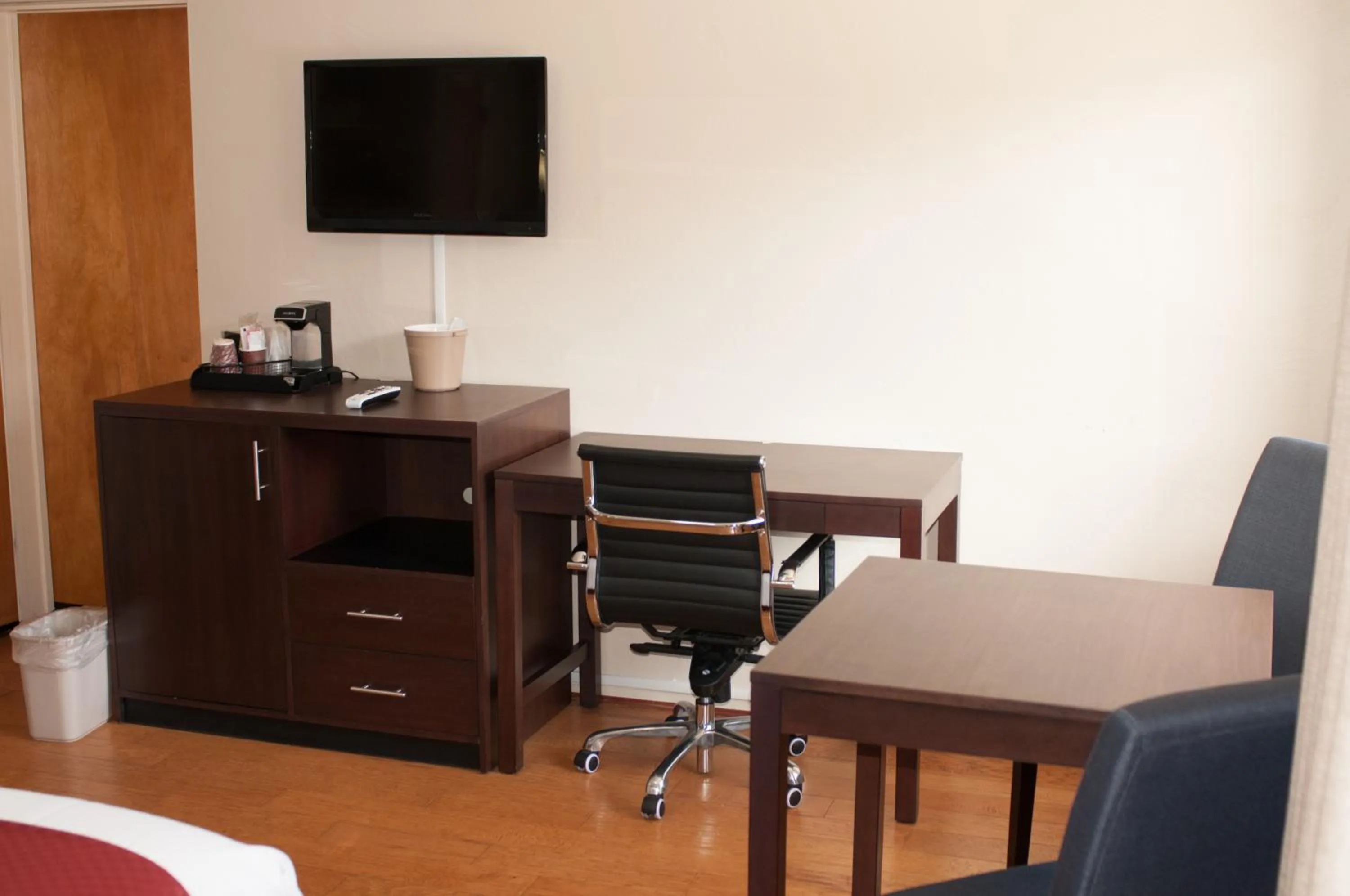 TV and multimedia in Cambria Palms Motel