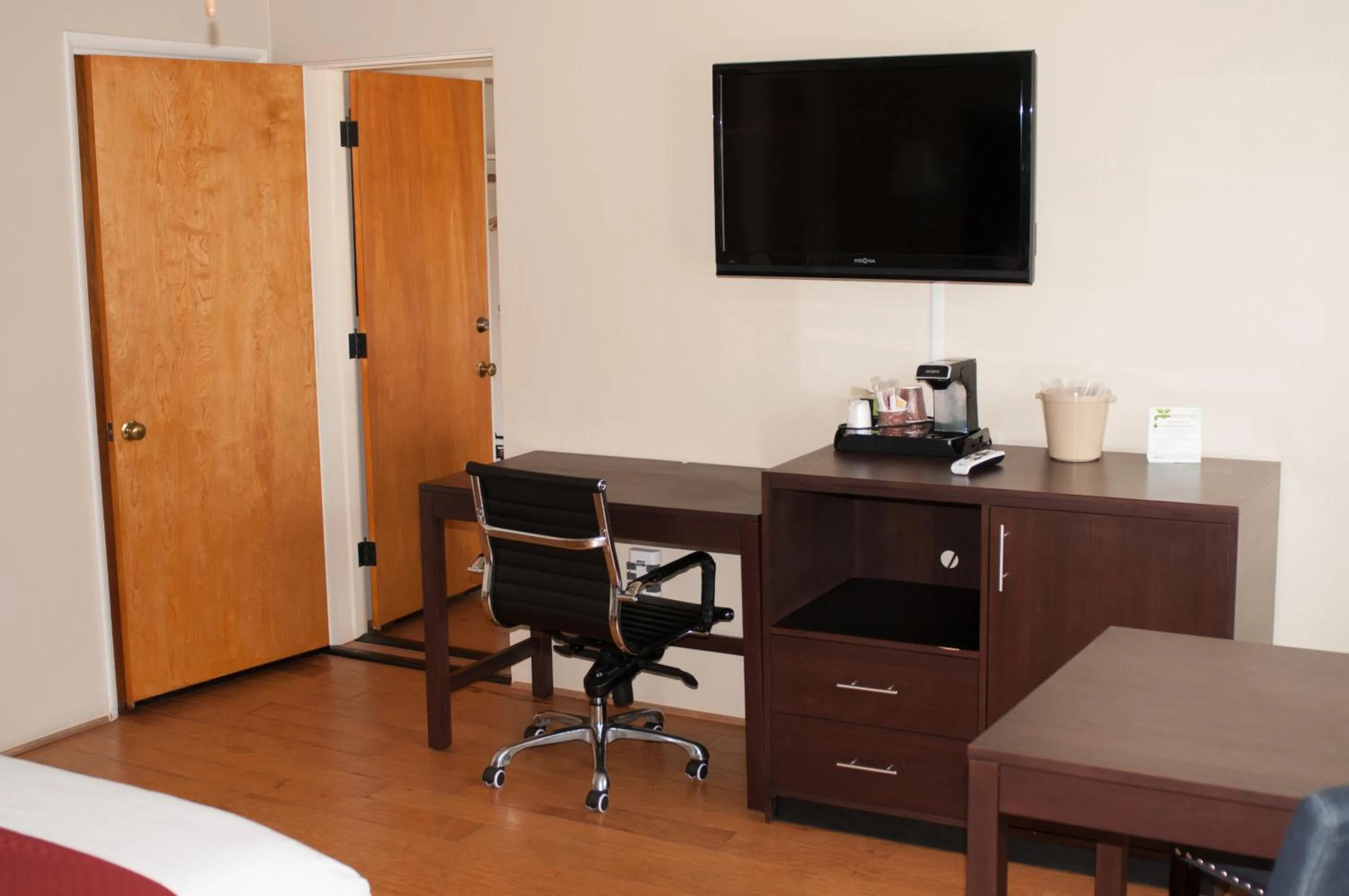 TV and multimedia in Cambria Palms Motel