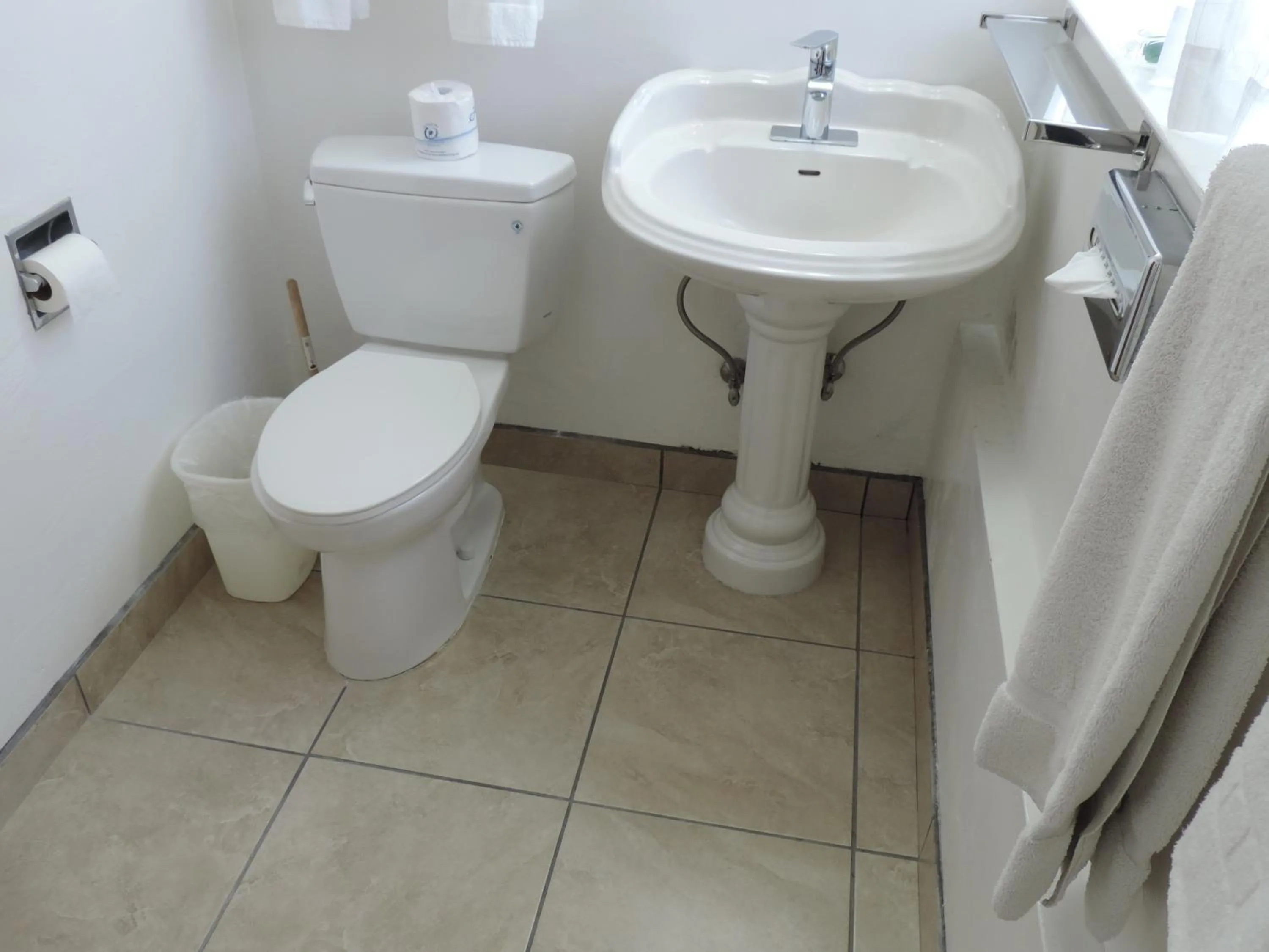 Bathroom in Cambria Palms Motel