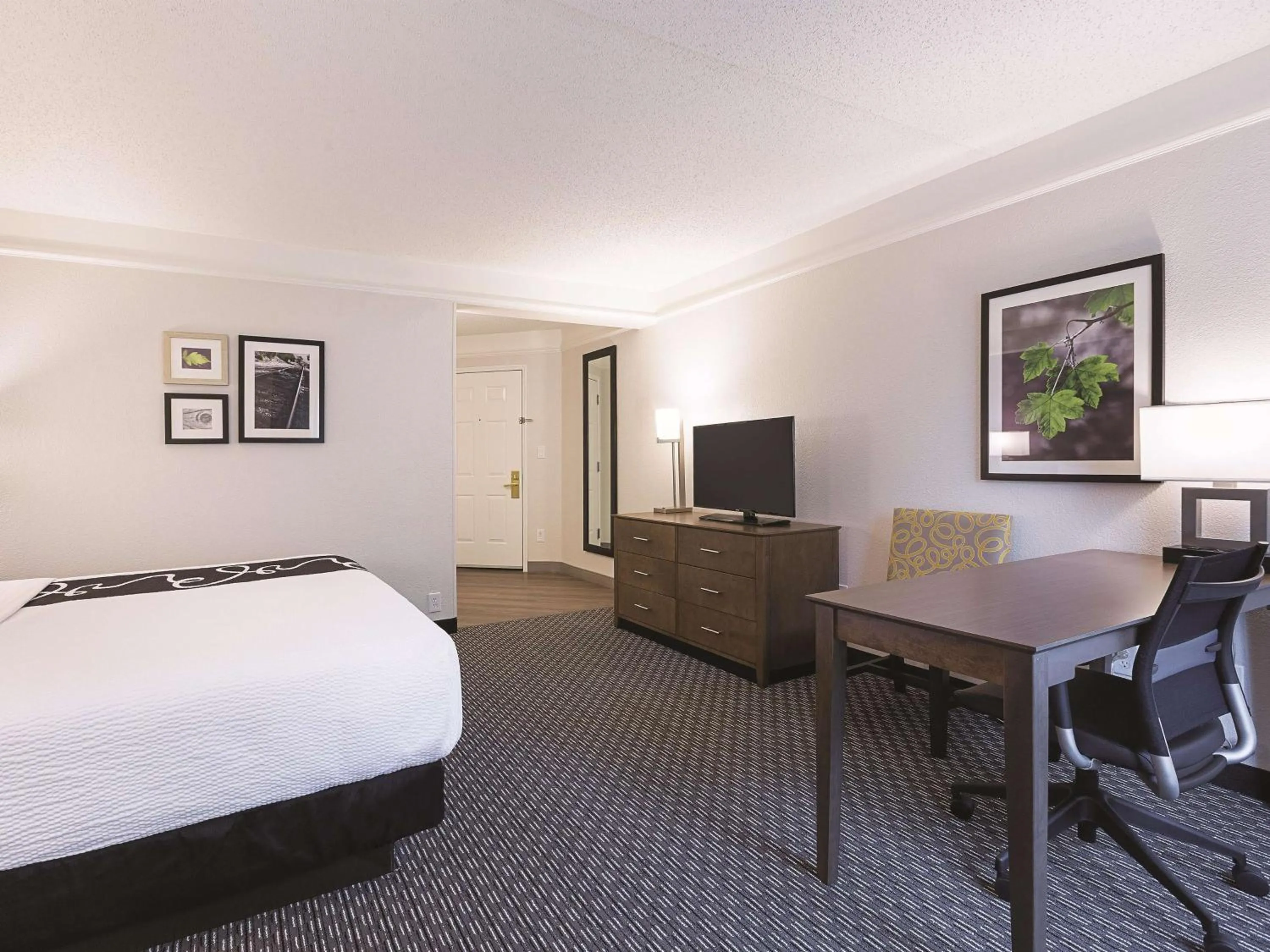 Photo of the whole room, Bed in La Quinta by Wyndham Dallas Plano West